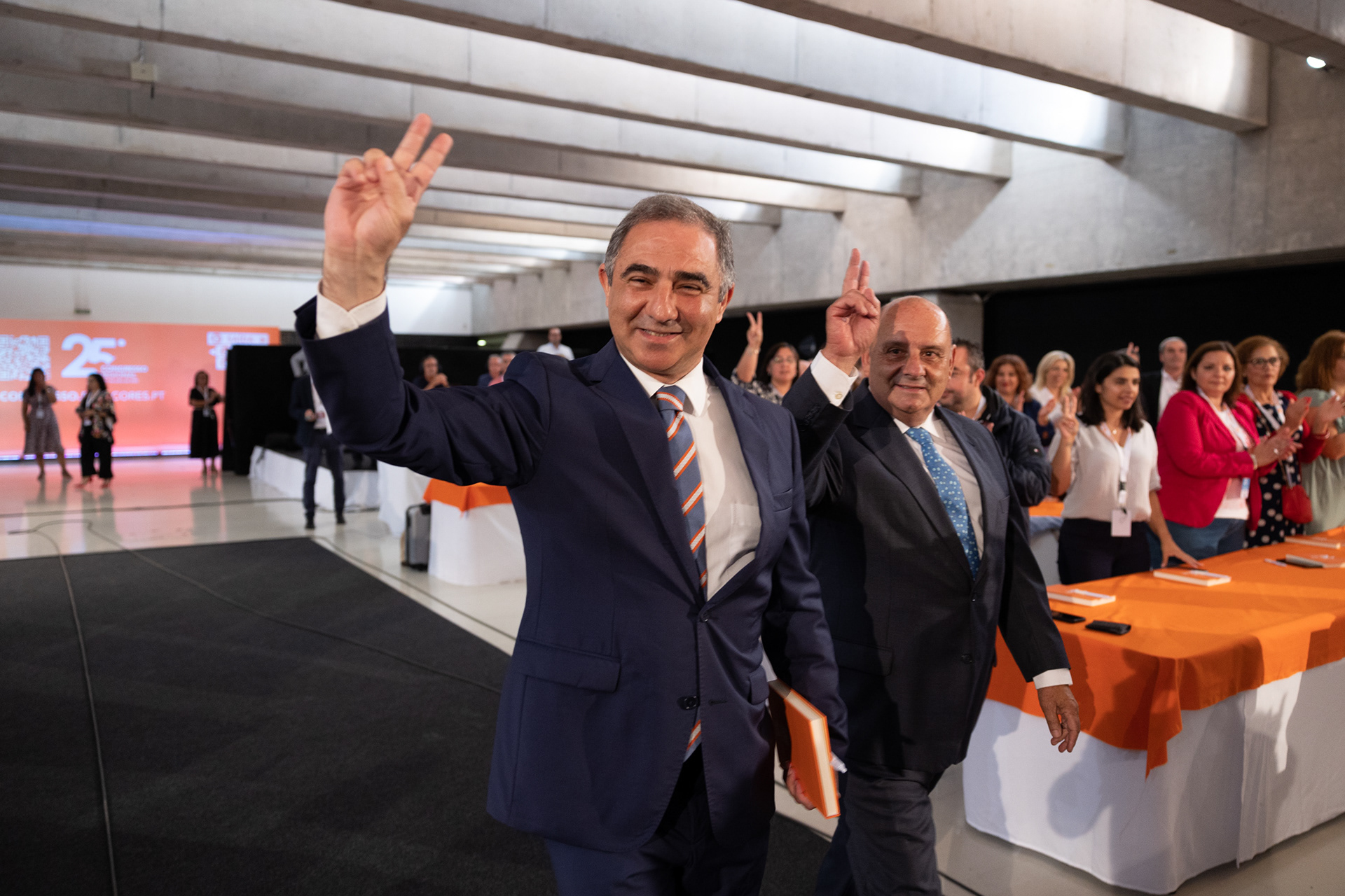 José Manuel Bolieiro, re-eleito Presidente do PSD/A, (esq.) chega ao congresso acompanhado por Joaquim Ponte, presidente da mesa do congresso