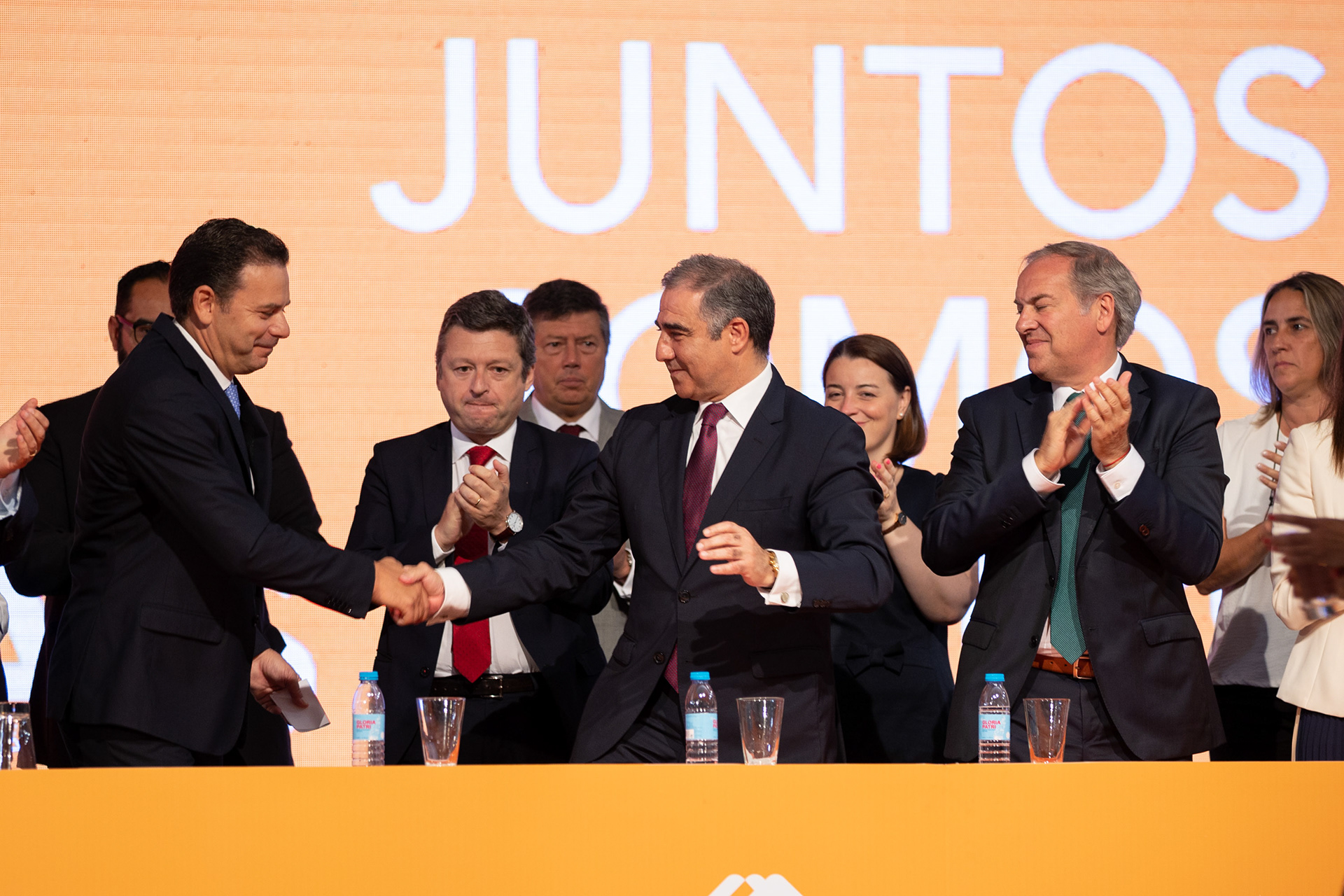 Luís Montenegro, Presidente do PSD é cumprimentado por José Manuel Bolieiro, re-eleito Presidente do PSD/A