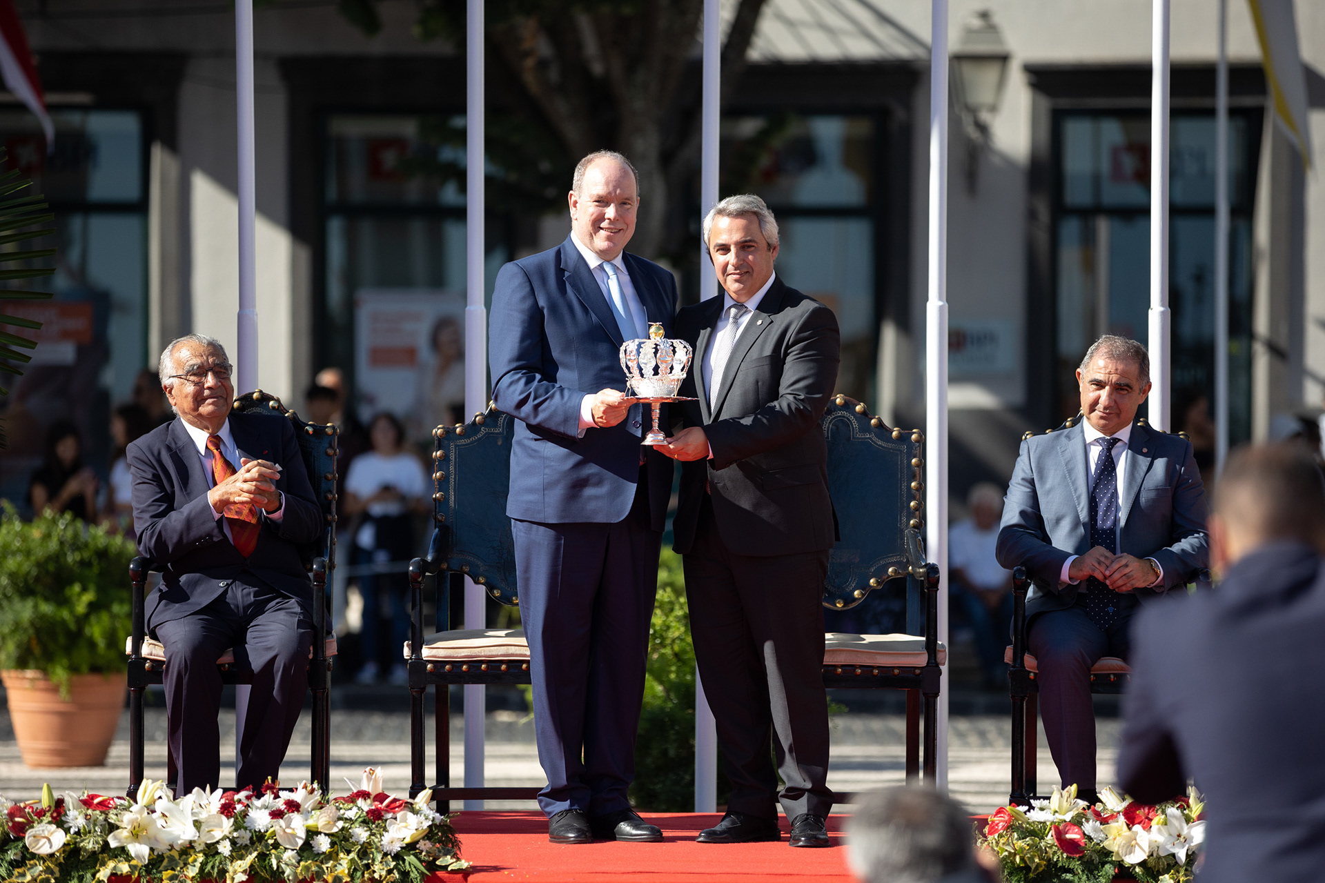Alberto II, Príncipe do Mónaco, recebe Coroa do Espírito Santo de Pedro do Nascimento Cabral, Presidente da Câmara Municipal de Ponta Delgada