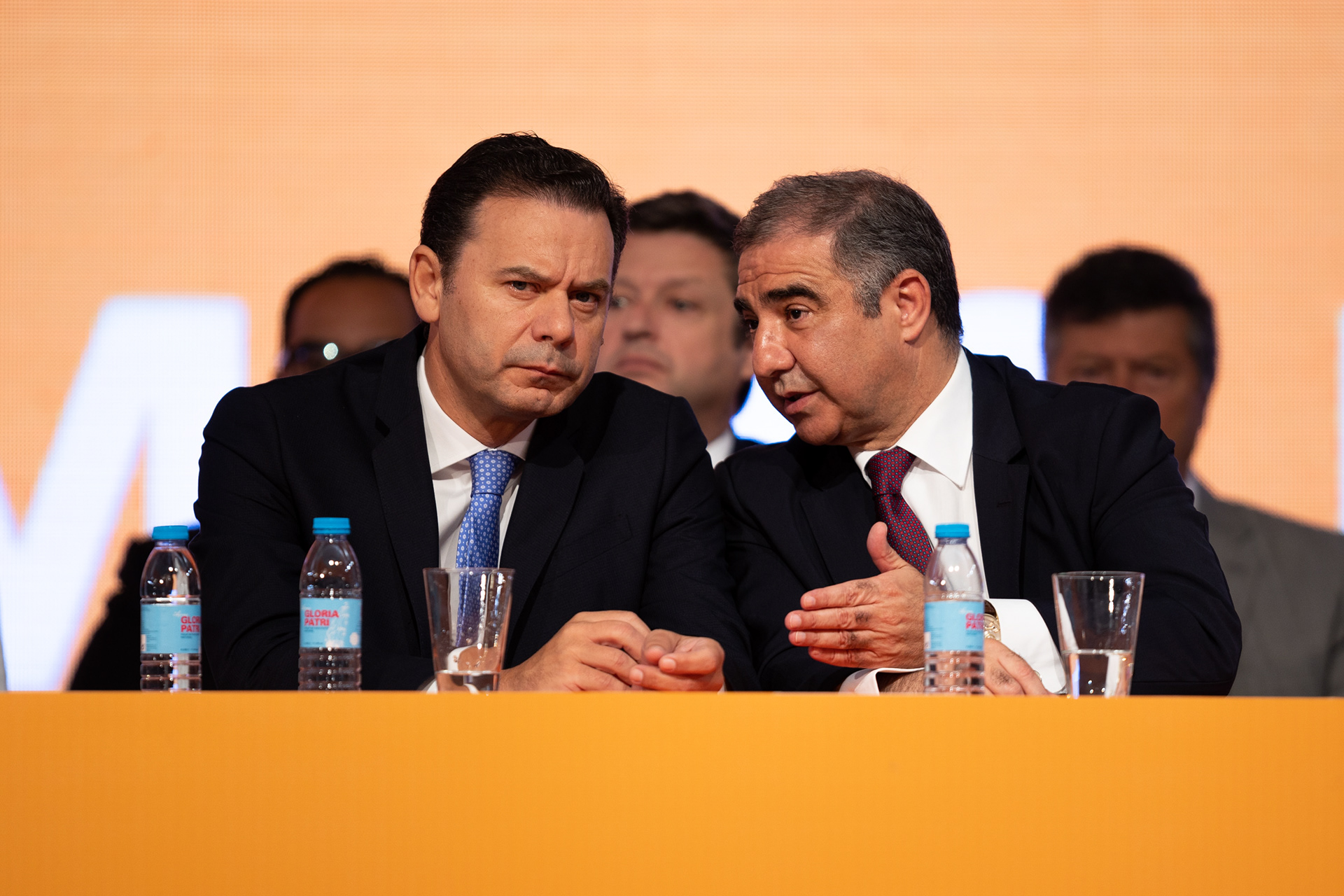 Luís Montenegro, Presidente do PSD (esq) em conversa com José Manuel Bolieiro, Presidente do PSD/A