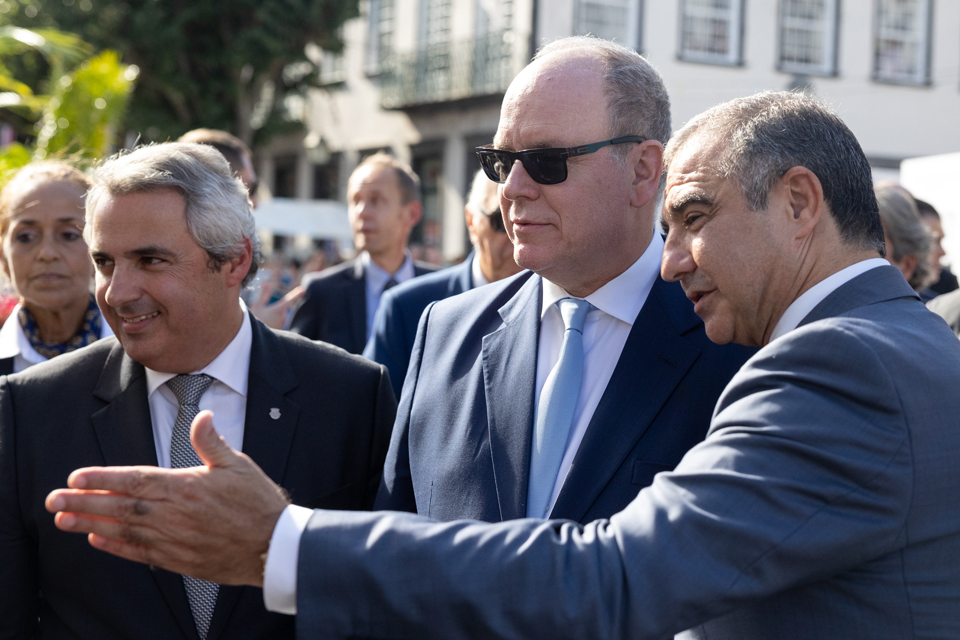 Alberto II do Mónaco, com José Manuel Bolieiro, Presidente do Governo Regional dos Açores (D) e Pedro do Nascimento Cabral, Presidente da Câmara Municipal de Ponta Delgada