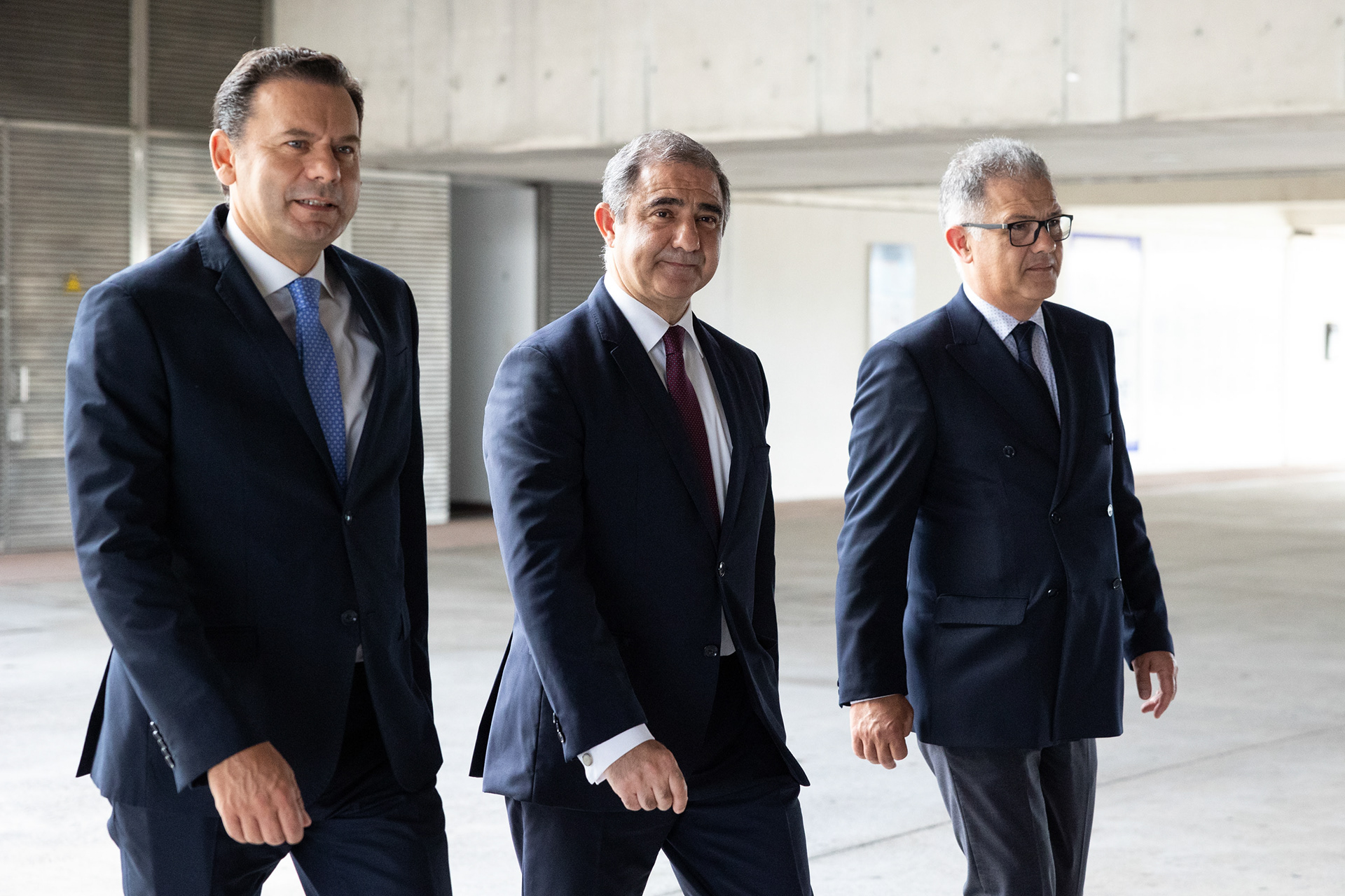 Chegada ao encerramento do congresso com Luís Montenegro, Presidente do PSD (esq.), José Manuel Bolieiro, re-eleito Presidente do PSD/A e Presidente do Governo Regional dos Açores e o seu Chefe de Gabinete