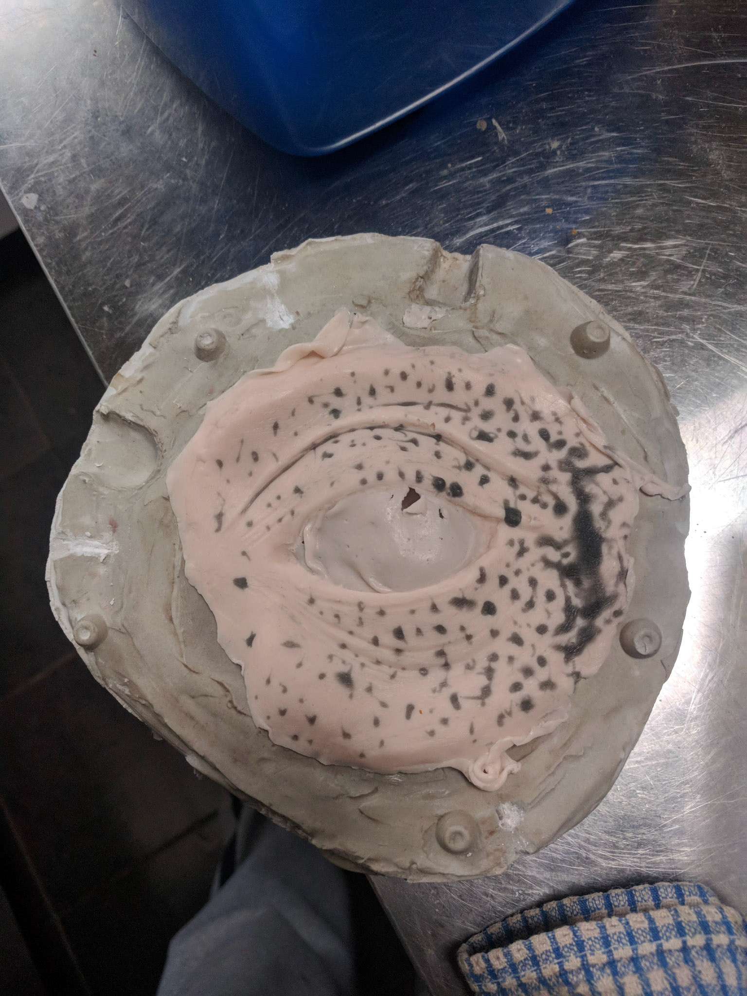The skin as it is straigt out of the mold looks a little flat