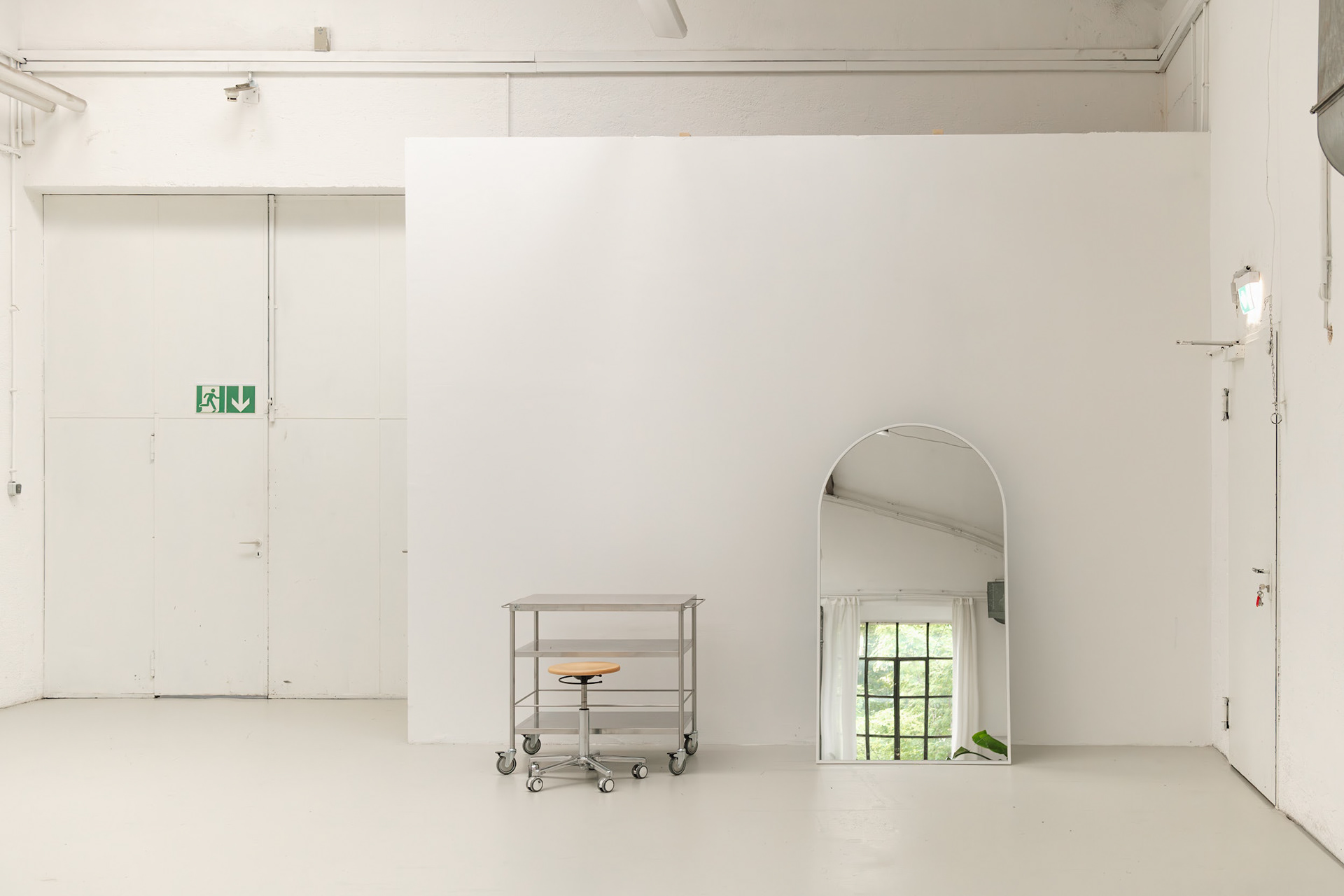 Unser Mietfotostudio bietet die perfekte Umgebung für professionelle Foto- und Videoproduktionen. Egal ob Porträtshootings, Produktfotografie, Kampagnen, Social-Media-Content oder kreative Projekte. Das helle Tageslichtstudio verfügt über eine großzügige Deckenhöhe von bis zu 6 Metern, zwei große Oberlichter, verschiedene Hintergründe, Kleiderständer, Steamer, sowie flexible Arbeitsplätze für jede Art von Fotoproduktion. Dank der zentralen Lage und unkomplizierten Studiovermietung eignet sich unsere Fotolocation ideal für Fotografen, Videografen, Agenturen und Content-Creator.  Buche unser Miet-Fotostudio für halbe oder ganze Tage und nutze das natürliche Tageslicht für professionelle Fashion-Shootings, Businessportraits, E-Commerce-Produktionen oder kreative Video-Formate. 