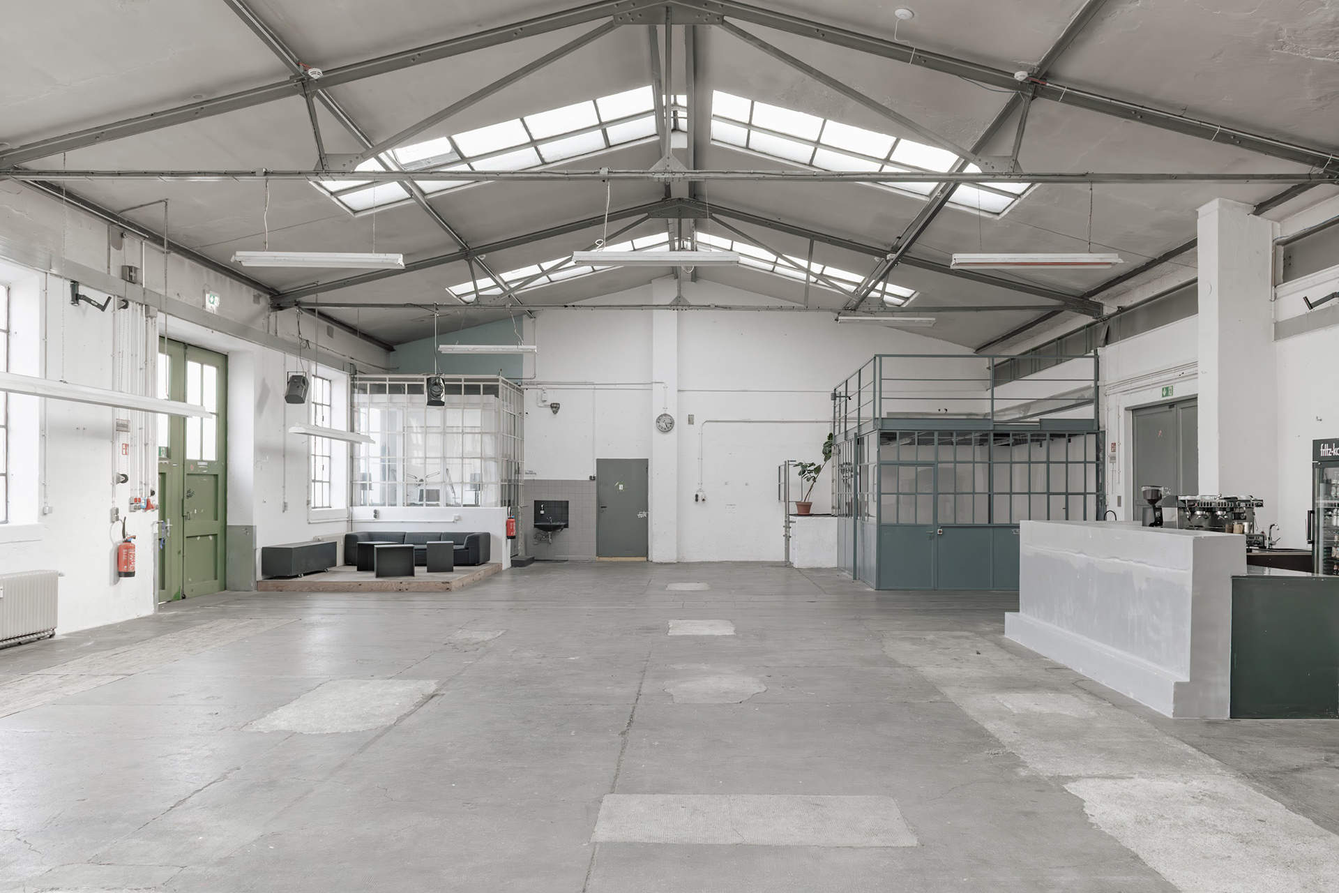 Unser Mietfotostudio bietet die perfekte Umgebung für professionelle Foto- und Videoproduktionen. Egal ob Porträtshootings, Produktfotografie, Kampagnen, Social-Media-Content oder kreative Projekte. Das helle Tageslichtstudio verfügt über eine großzügige Deckenhöhe von bis zu 6 Metern, zwei große Oberlichter, verschiedene Hintergründe, Kleiderständer, Steamer, sowie flexible Arbeitsplätze für jede Art von Fotoproduktion. Dank der zentralen Lage und unkomplizierten Studiovermietung eignet sich unsere Fotolocation ideal für Fotografen, Videografen, Agenturen und Content-Creator.  Buche unser Miet-Fotostudio für halbe oder ganze Tage und nutze das natürliche Tageslicht für professionelle Fashion-Shootings, Businessportraits, E-Commerce-Produktionen oder kreative Video-Formate. 