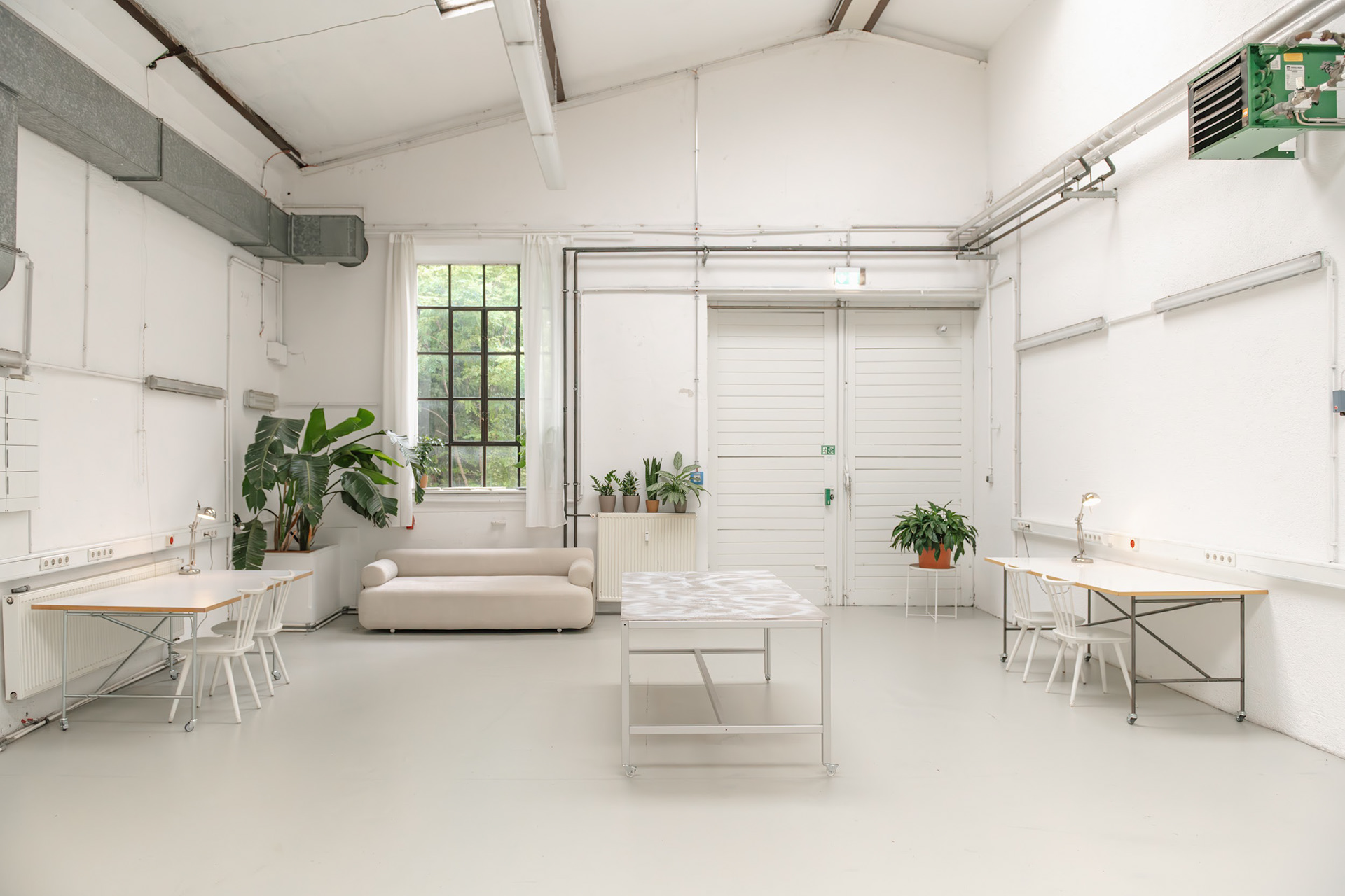 Unser Mietfotostudio bietet die perfekte Umgebung für professionelle Foto- und Videoproduktionen. Egal ob Porträtshootings, Produktfotografie, Kampagnen, Social-Media-Content oder kreative Projekte. Das helle Tageslichtstudio verfügt über eine großzügige Deckenhöhe von bis zu 6 Metern, zwei große Oberlichter, verschiedene Hintergründe, Kleiderständer, Steamer, sowie flexible Arbeitsplätze für jede Art von Fotoproduktion. Dank der zentralen Lage und unkomplizierten Studiovermietung eignet sich unsere Fotolocation ideal für Fotografen, Videografen, Agenturen und Content-Creator.  Buche unser Miet-Fotostudio für halbe oder ganze Tage und nutze das natürliche Tageslicht für professionelle Fashion-Shootings, Businessportraits, E-Commerce-Produktionen oder kreative Video-Formate. 