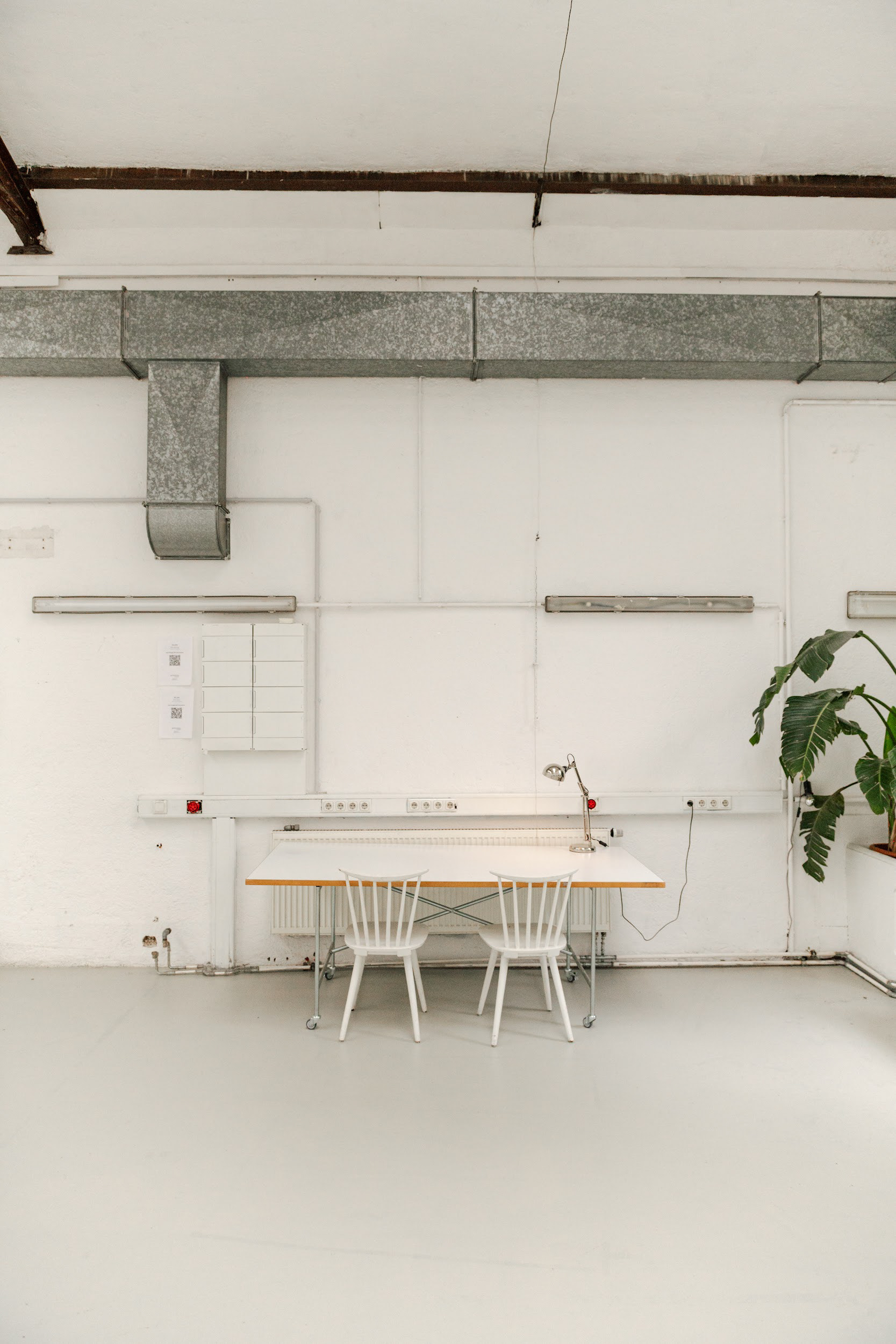 Unser Mietfotostudio bietet die perfekte Umgebung für professionelle Foto- und Videoproduktionen. Egal ob Porträtshootings, Produktfotografie, Kampagnen, Social-Media-Content oder kreative Projekte. Das helle Tageslichtstudio verfügt über eine großzügige Deckenhöhe von bis zu 6 Metern, zwei große Oberlichter, verschiedene Hintergründe, Kleiderständer, Steamer, sowie flexible Arbeitsplätze für jede Art von Fotoproduktion. Dank der zentralen Lage und unkomplizierten Studiovermietung eignet sich unsere Fotolocation ideal für Fotografen, Videografen, Agenturen und Content-Creator.  Buche unser Miet-Fotostudio für halbe oder ganze Tage und nutze das natürliche Tageslicht für professionelle Fashion-Shootings, Businessportraits, E-Commerce-Produktionen oder kreative Video-Formate. 