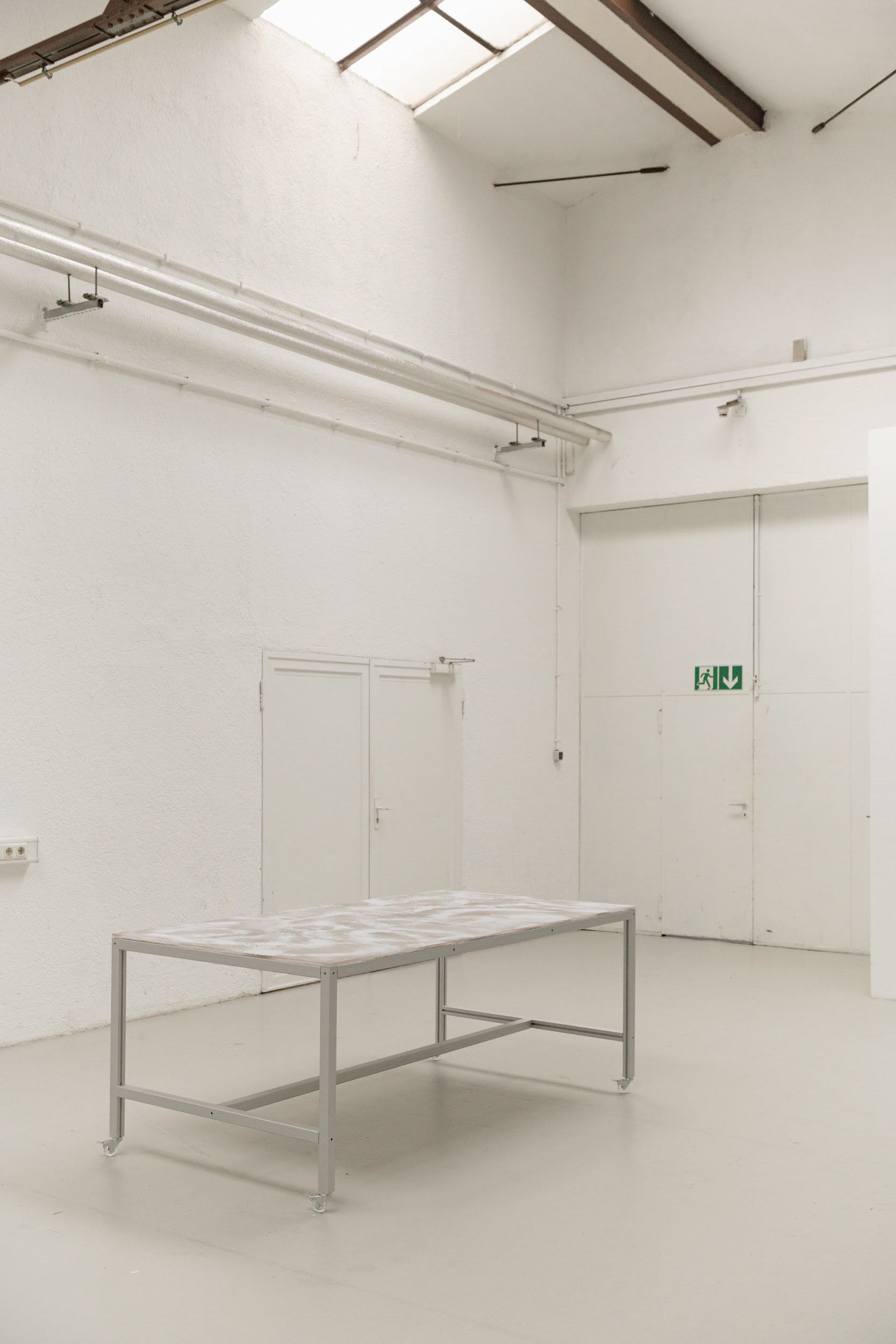 Unser Mietfotostudio bietet die perfekte Umgebung für professionelle Foto- und Videoproduktionen. Egal ob Porträtshootings, Produktfotografie, Kampagnen, Social-Media-Content oder kreative Projekte. Das helle Tageslichtstudio verfügt über eine großzügige Deckenhöhe von bis zu 6 Metern, zwei große Oberlichter, verschiedene Hintergründe, Kleiderständer, Steamer, sowie flexible Arbeitsplätze für jede Art von Fotoproduktion. Dank der zentralen Lage und unkomplizierten Studiovermietung eignet sich unsere Fotolocation ideal für Fotografen, Videografen, Agenturen und Content-Creator.  Buche unser Miet-Fotostudio für halbe oder ganze Tage und nutze das natürliche Tageslicht für professionelle Fashion-Shootings, Businessportraits, E-Commerce-Produktionen oder kreative Video-Formate. 