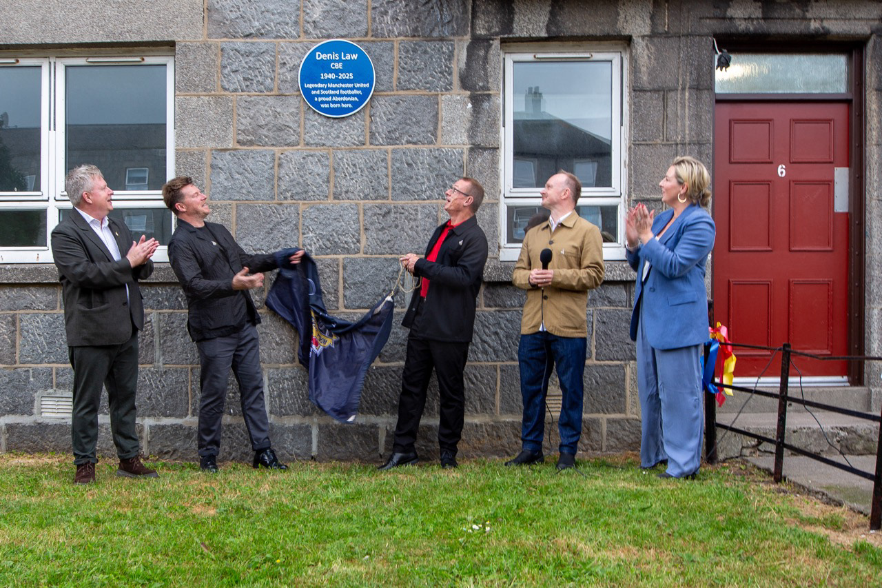 Blue plaque unveiling outside the Denis family home — Denis Law’s sons and daughter gather to mark the place where it all began, honouring the life and legacy of Denis Law and his enduring connection to Printfield.