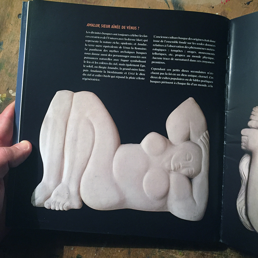 Bon nombre de sculptures de Jean-Claude Athané dans un chapitre du livre.