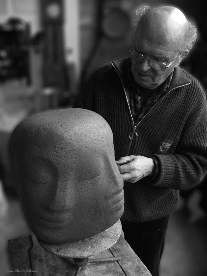 Jean-Claude dans son atelier, photographié par Alexandre Athané
