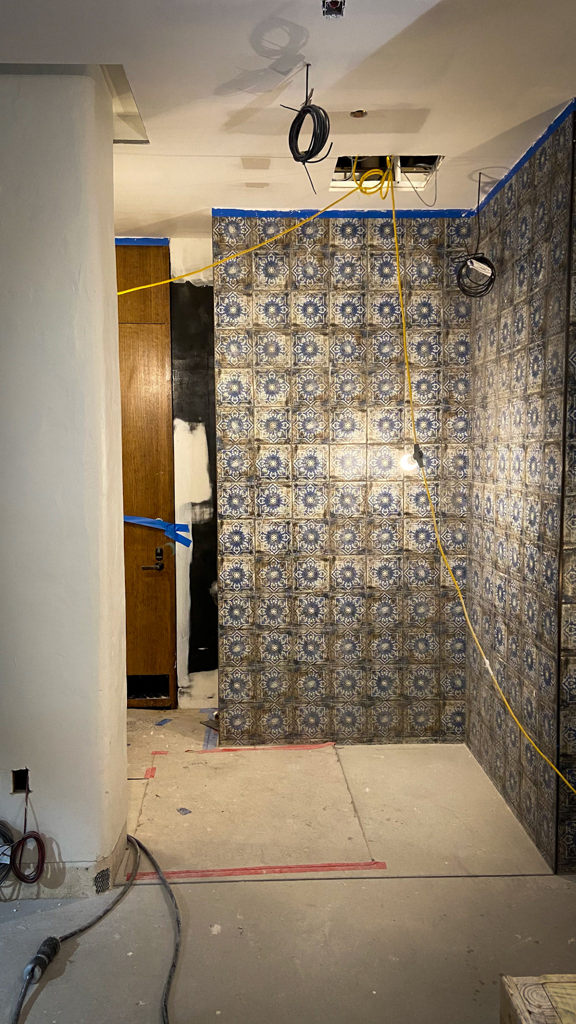 Special plaster and tile wall installation