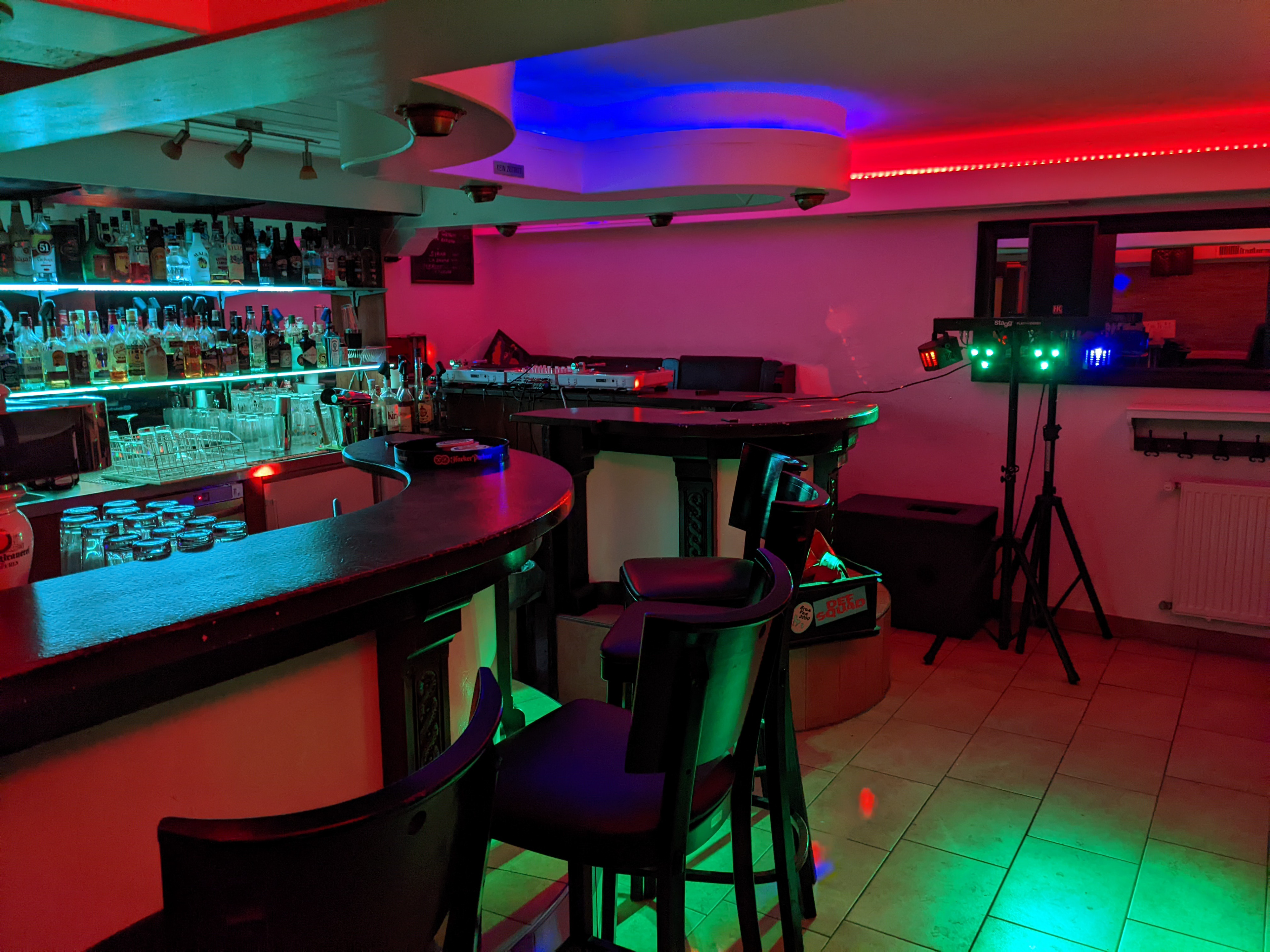 Die Bar mit gemütlichen Sitzgelegenheiten