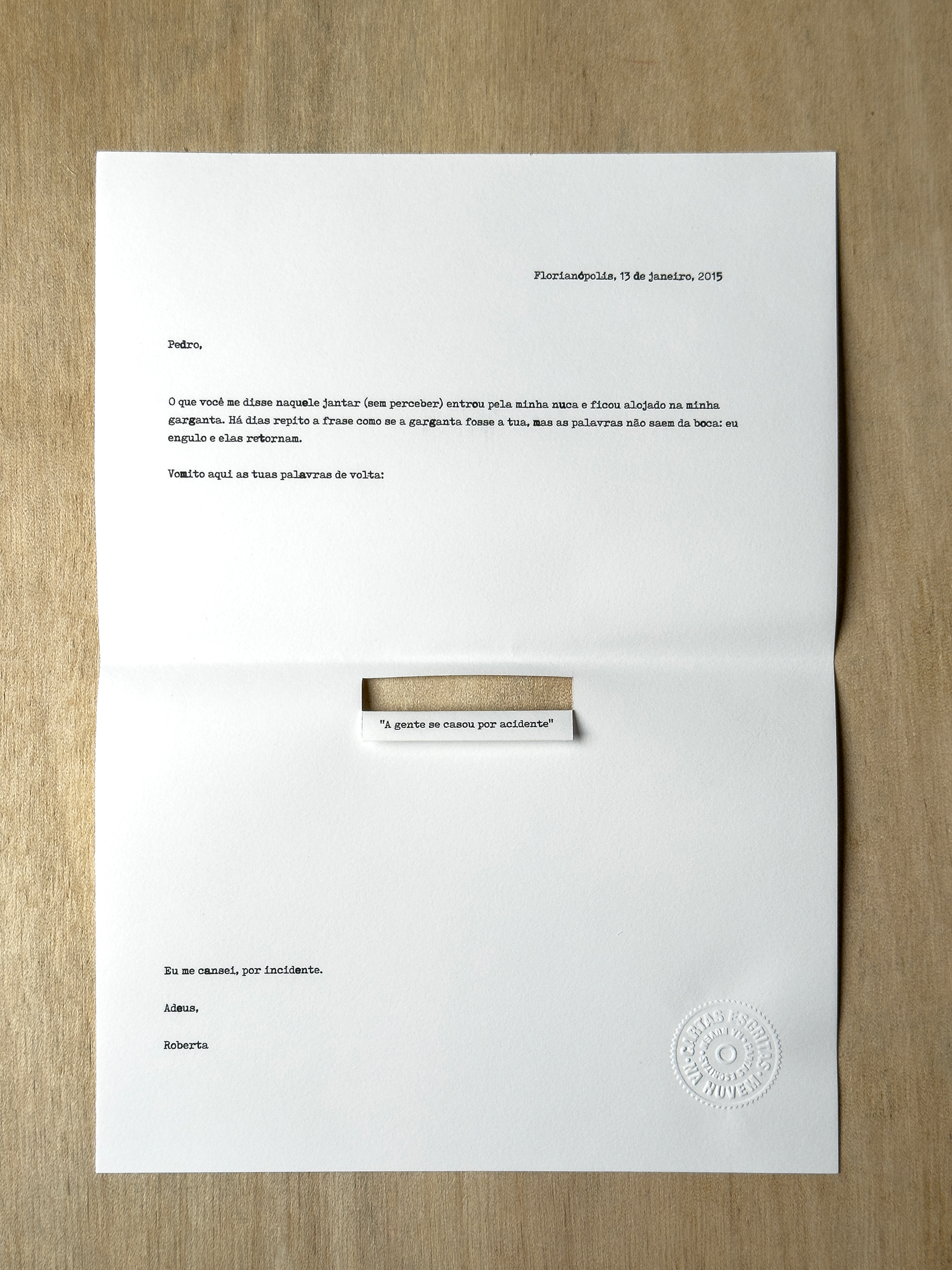 Carta da série Cartas Escritas na Nuvem, de Zans. Impressão digital, carimbo, colagem e técnicas mistas sobre papel. Dimensões variáveis, 2026.