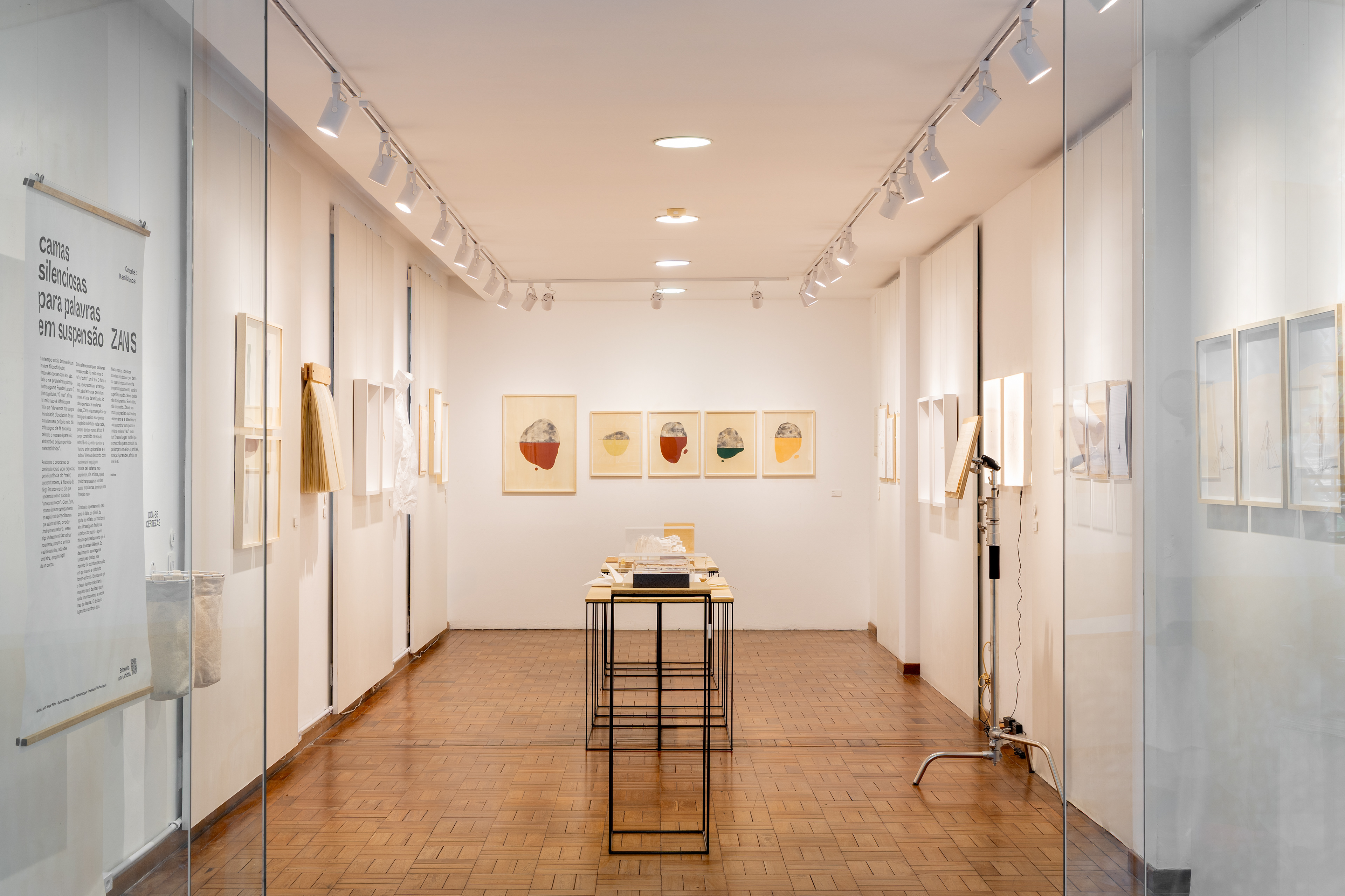 Vista geral da série Terracéu (pinturas), da série Terracéu, durante a mostra individual Camas Silenciosas para Palavras em Suspensão, de Zans, Aquarela, grafite, gouache e crina sobre papel. Dimensões variáveis, 2025.
