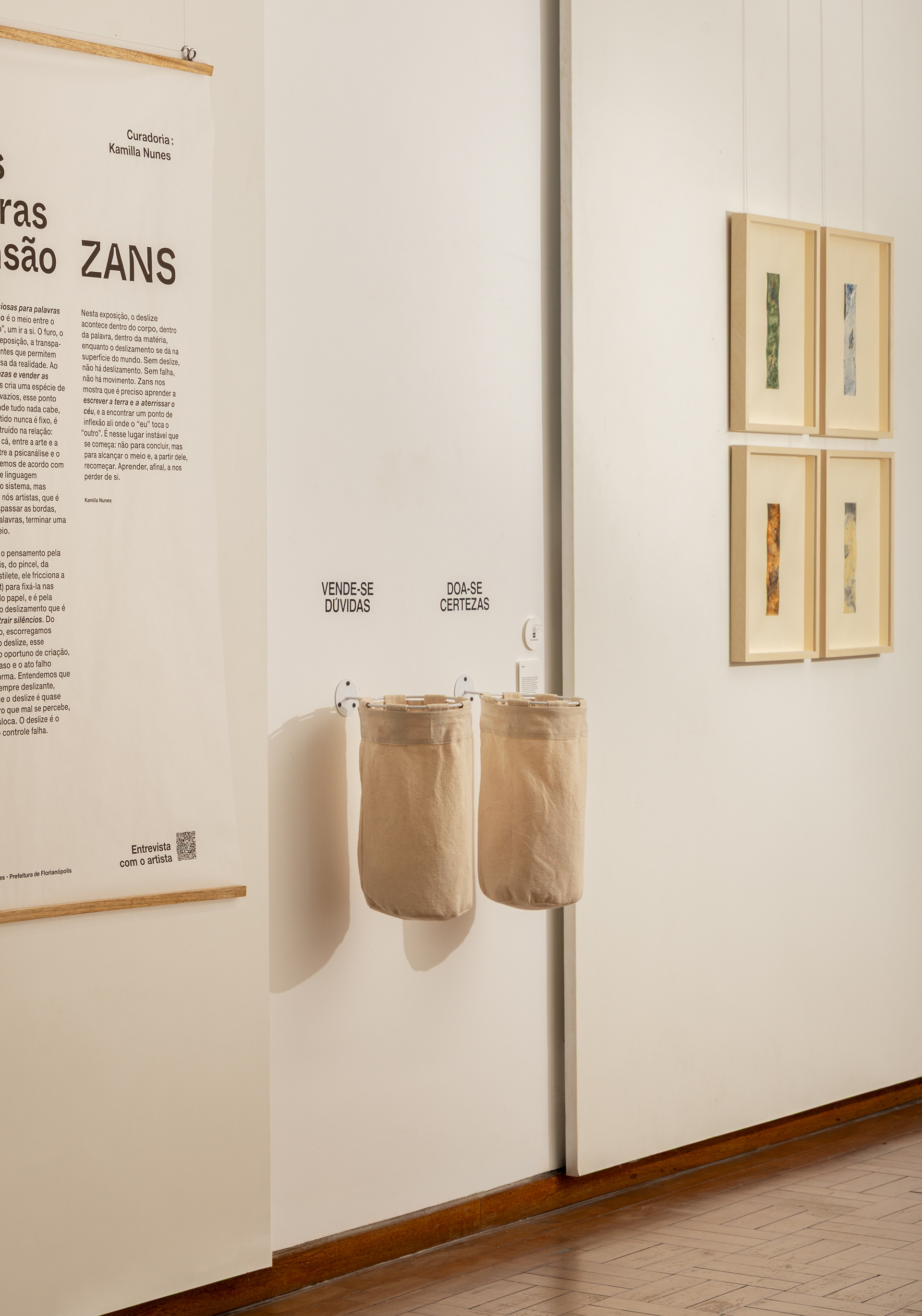 Vista geral. Obra/Instalação Oferta, de Zans. Estrutura de metal, tecido, adesivo de recorte e impressão digital sobre papel. Dimensões variáveis, 2024. Registro feito durante a mostra Camas Silenciosas para Palavras em Suspensão.