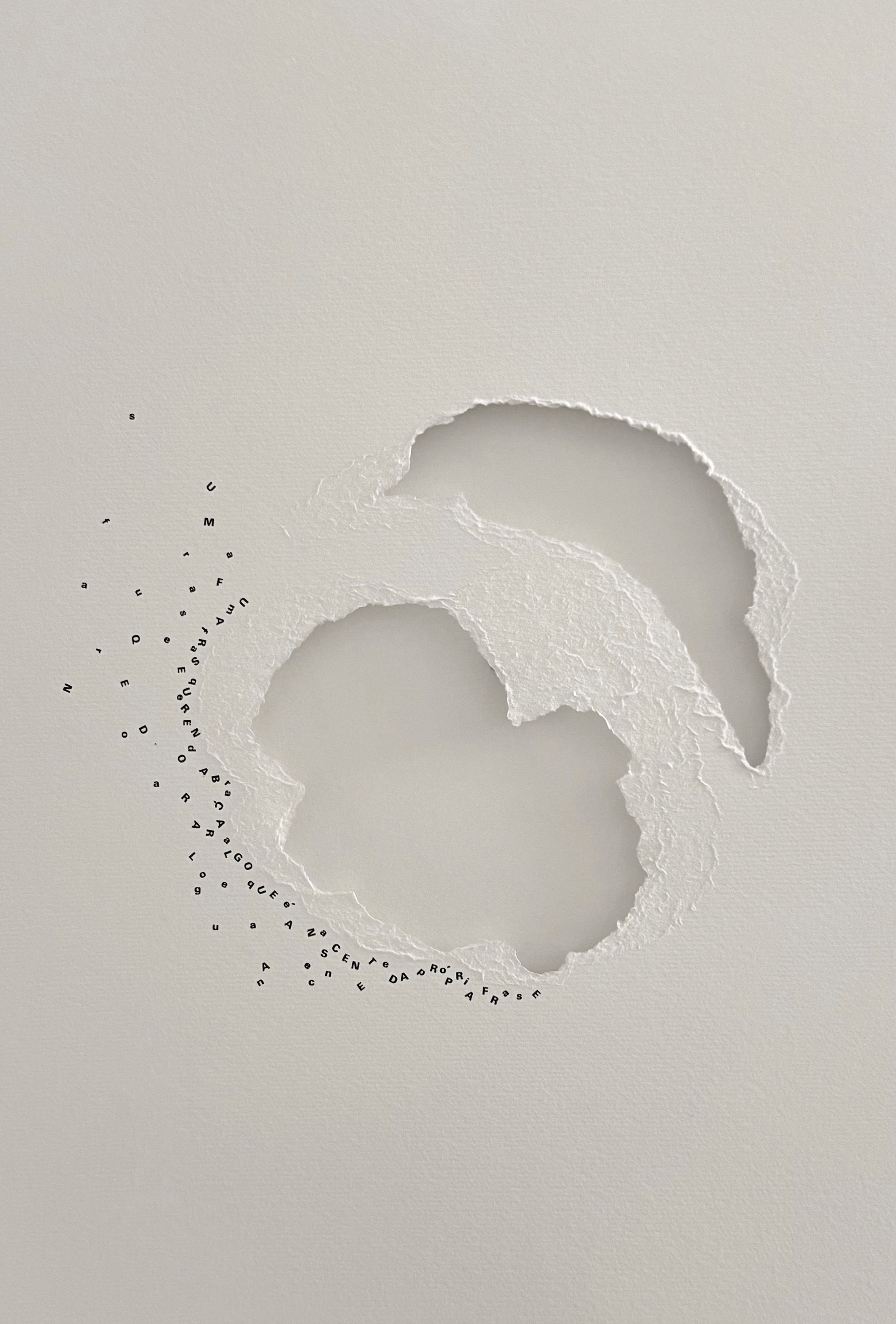 Detalhe de obra da série Frases Querendo, de Zans, Letraset sobre papel. Dimensões variáveis, 2025.
