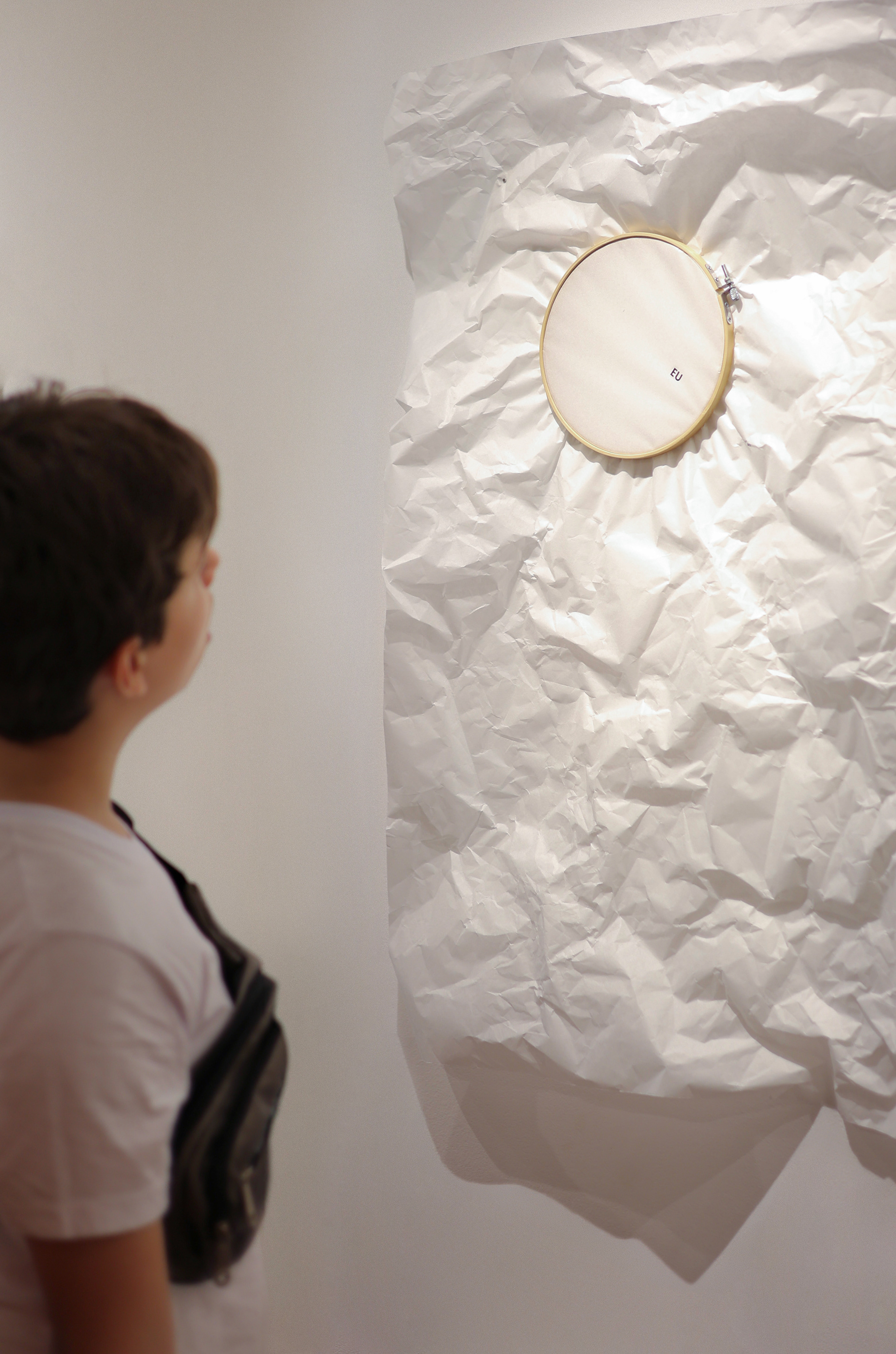 Registro da obra (territ)(delus)ório, da série Esquemas, de Zans, durante a mostra Camas Silenciosas para Palavras em Suspensão. Bastidor e letraset sobre papel de arroz. 90x120cm, 2025.
