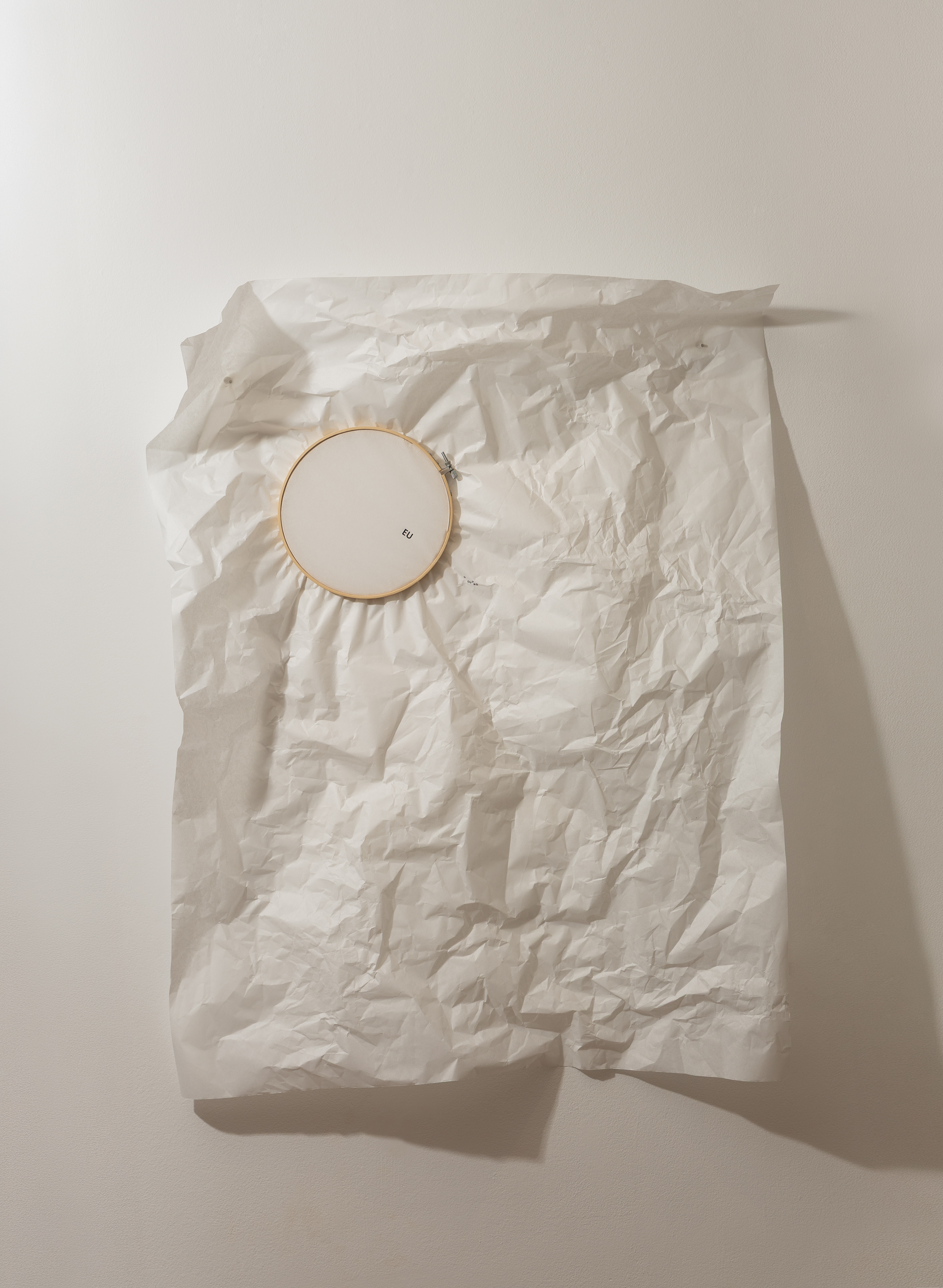 Obra (territ)(delus)ório, da série Esquemas, de Zans, Bastidor e letraset sobre papel de arroz. 90x120cm, 2025.