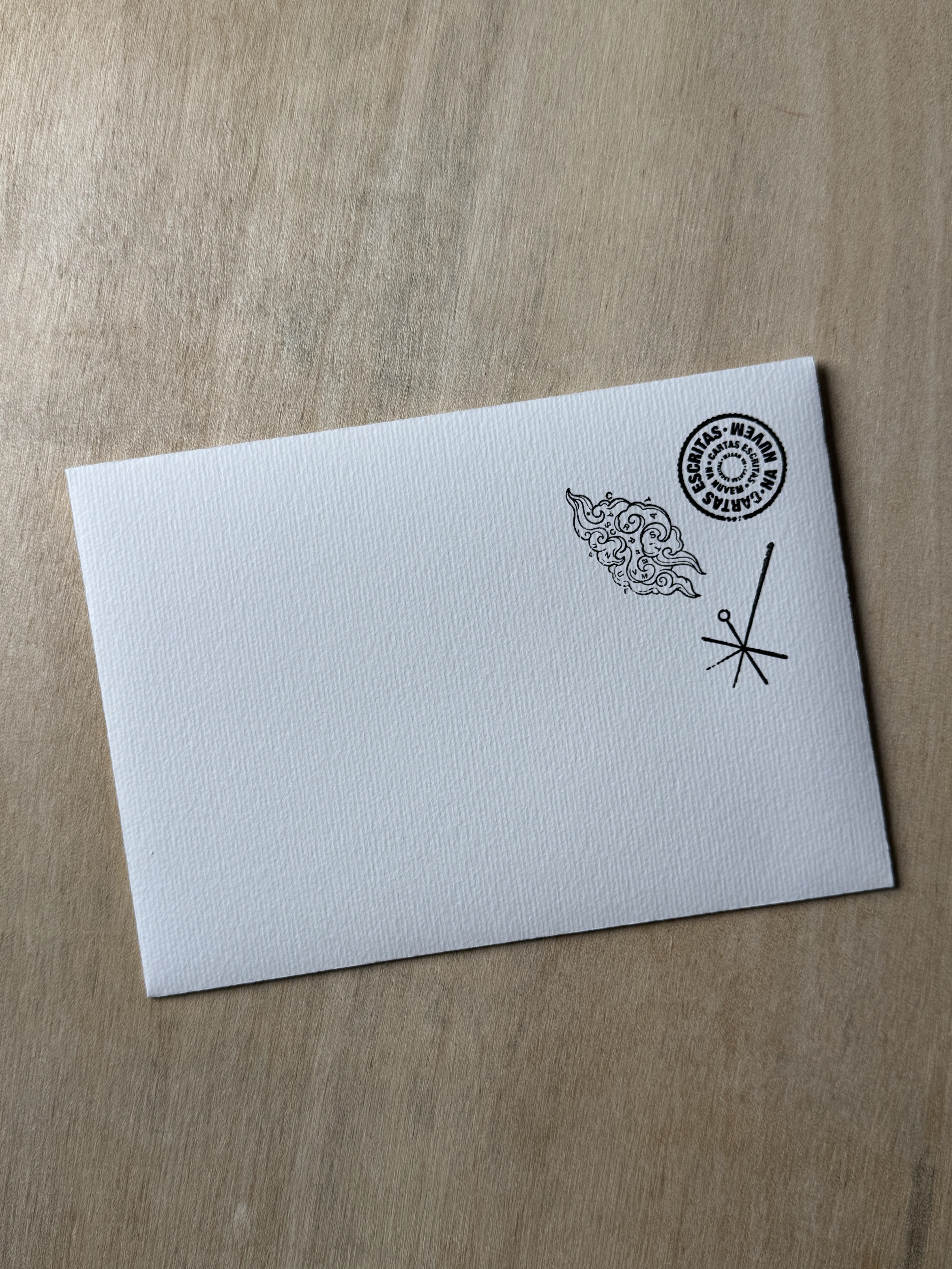 Detalhe. Verso do envelope da série Cartas Escritas na Nuvem, de Zans. Impressão digital, carimbo, colagem e técnicas mistas sobre papel. Dimensões variáveis, 2026.