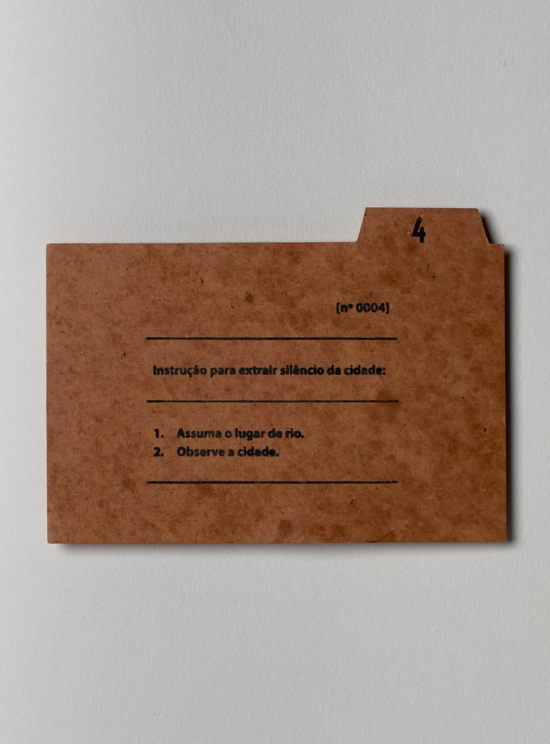  Instruções para Extrair Silêncio das Coisas, de Zans, no centro histórico de Laguna.  Impressão digital sobre papel e carimbo sobre papel. Dimensões variáveis, 2024/2026.
