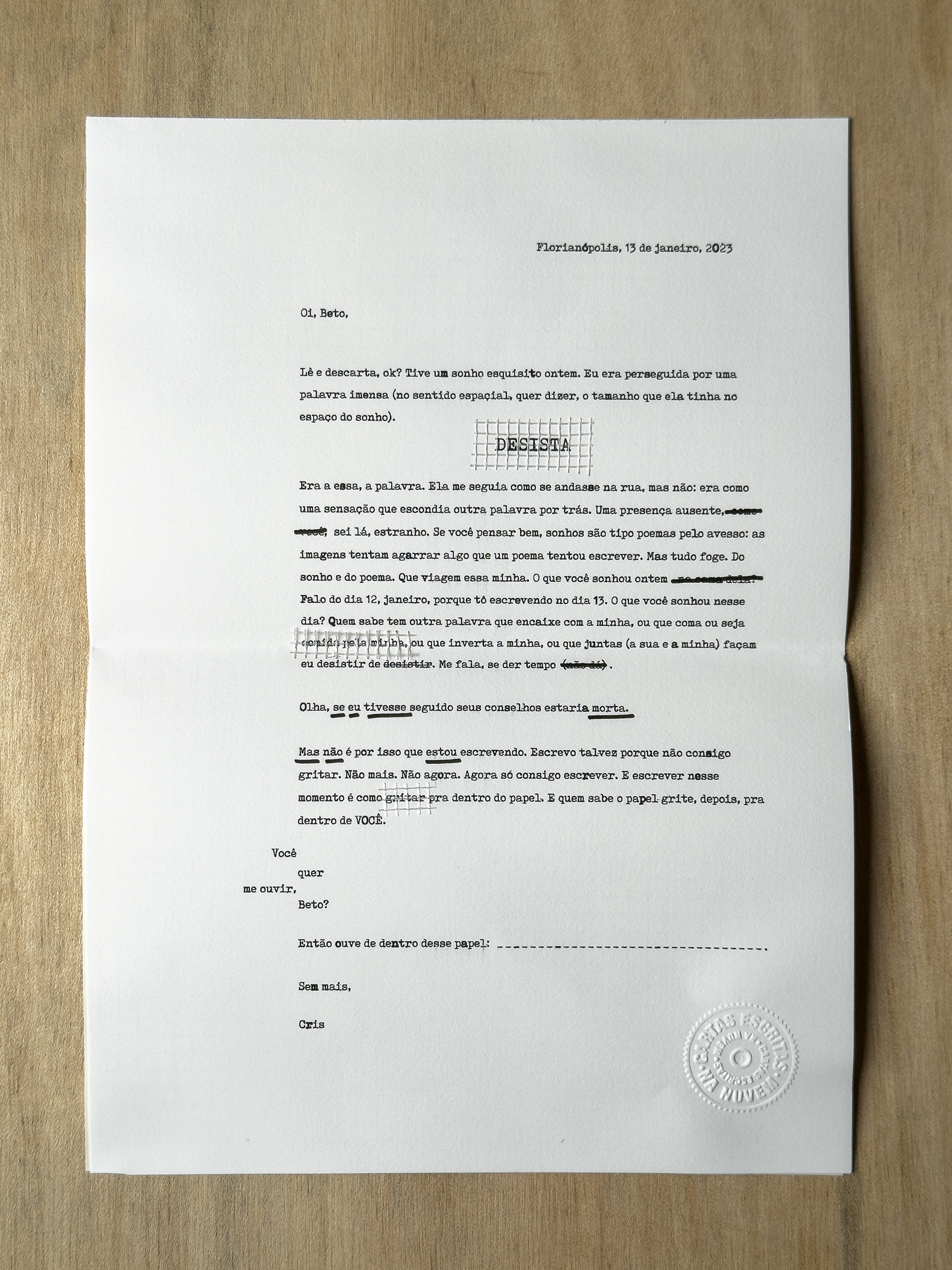 Uma das cartas da série Cartas Escritas na Nuvem, de Zans. Impressão digital, carimbo, colagem e técnicas mistas sobre papel. Dimensões variáveis, 2026.