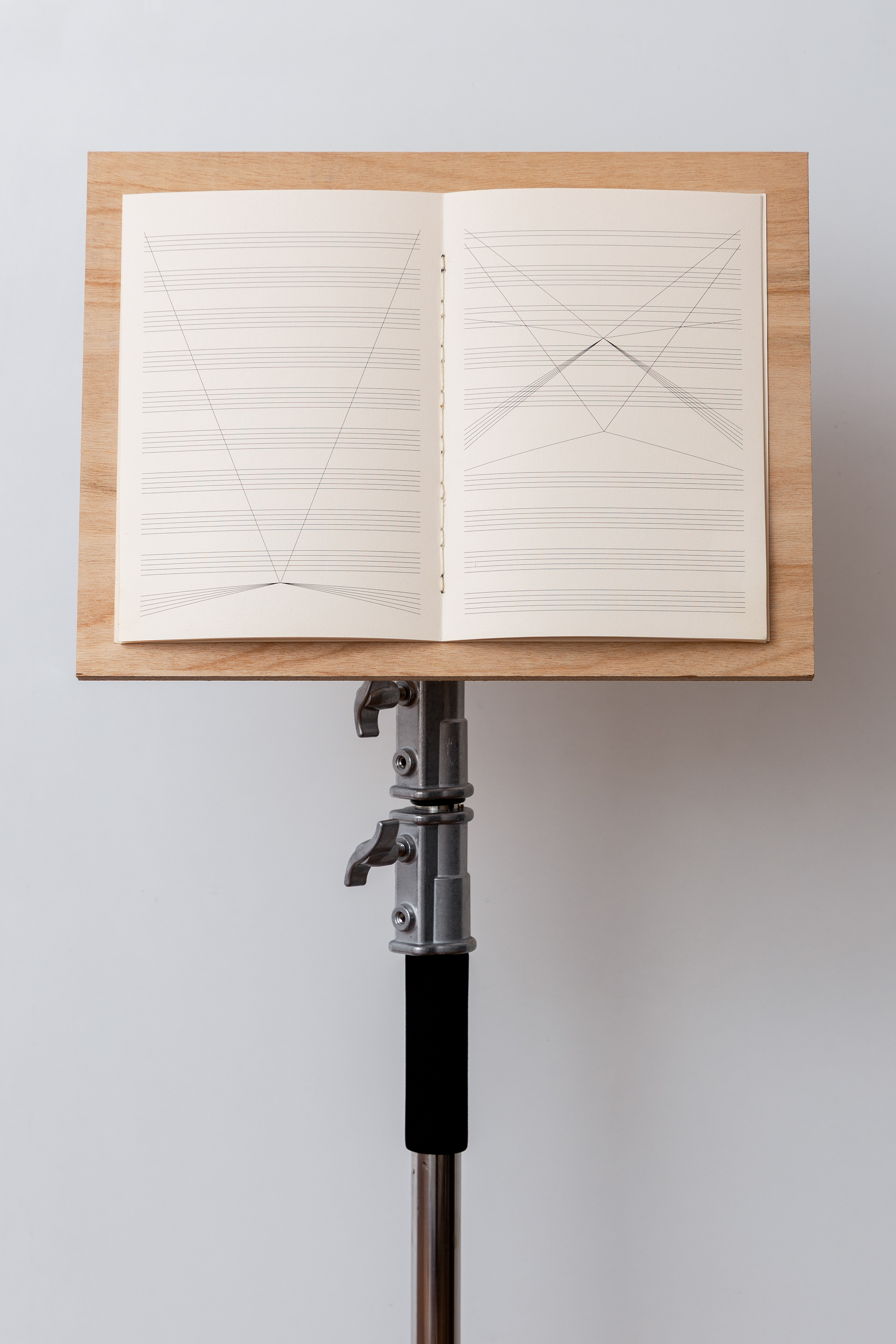 Obra Camas Silenciosas para Palavras em Suspensão, de Zans, Impressão digital sobre papel pólen, madeira e tripé metálico. 42 × 29,7 cm (publicação), 2025.