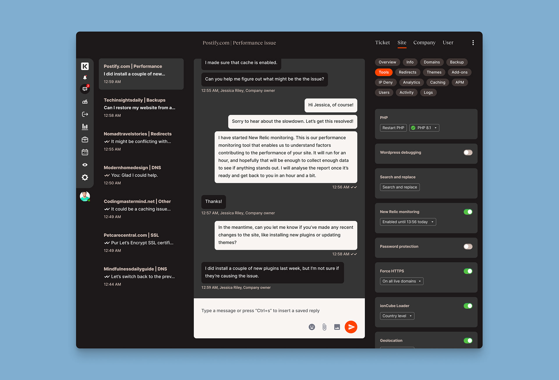 Screen from the Support Management Platform showing the conversation from the point of view of the support staff, with integration toolkit.