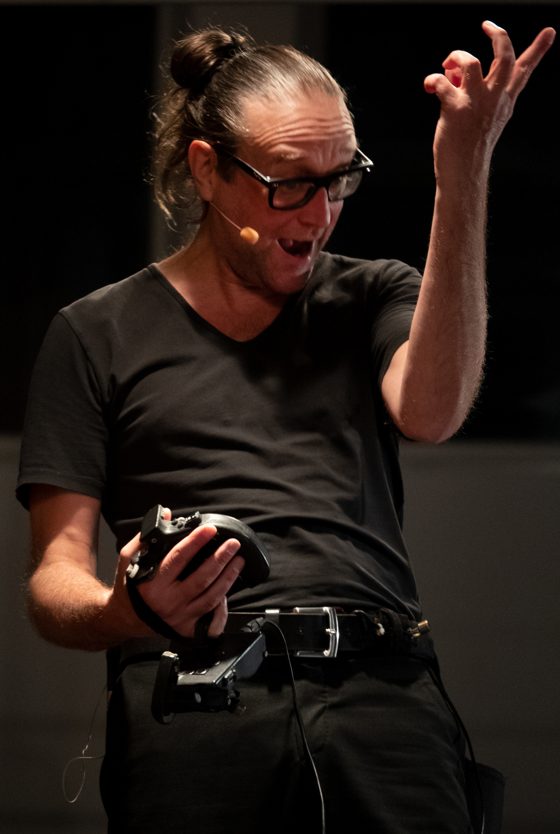 A.N. performing with the strophonion (back up version), Designing Voices Berlin, 6 Nov. 2021 — Photo: Sebastian Rausch