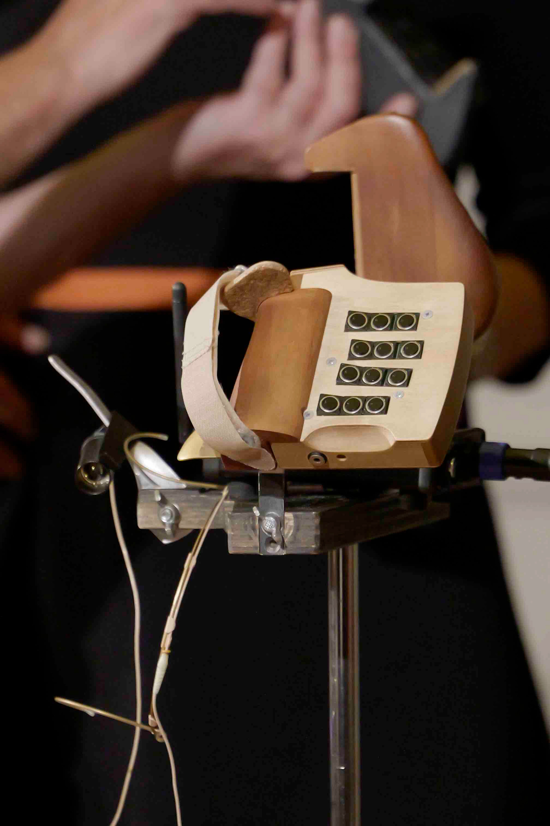 Strophonion (Controller der rechten Hand im Vordergund) © Sebastian Rausch