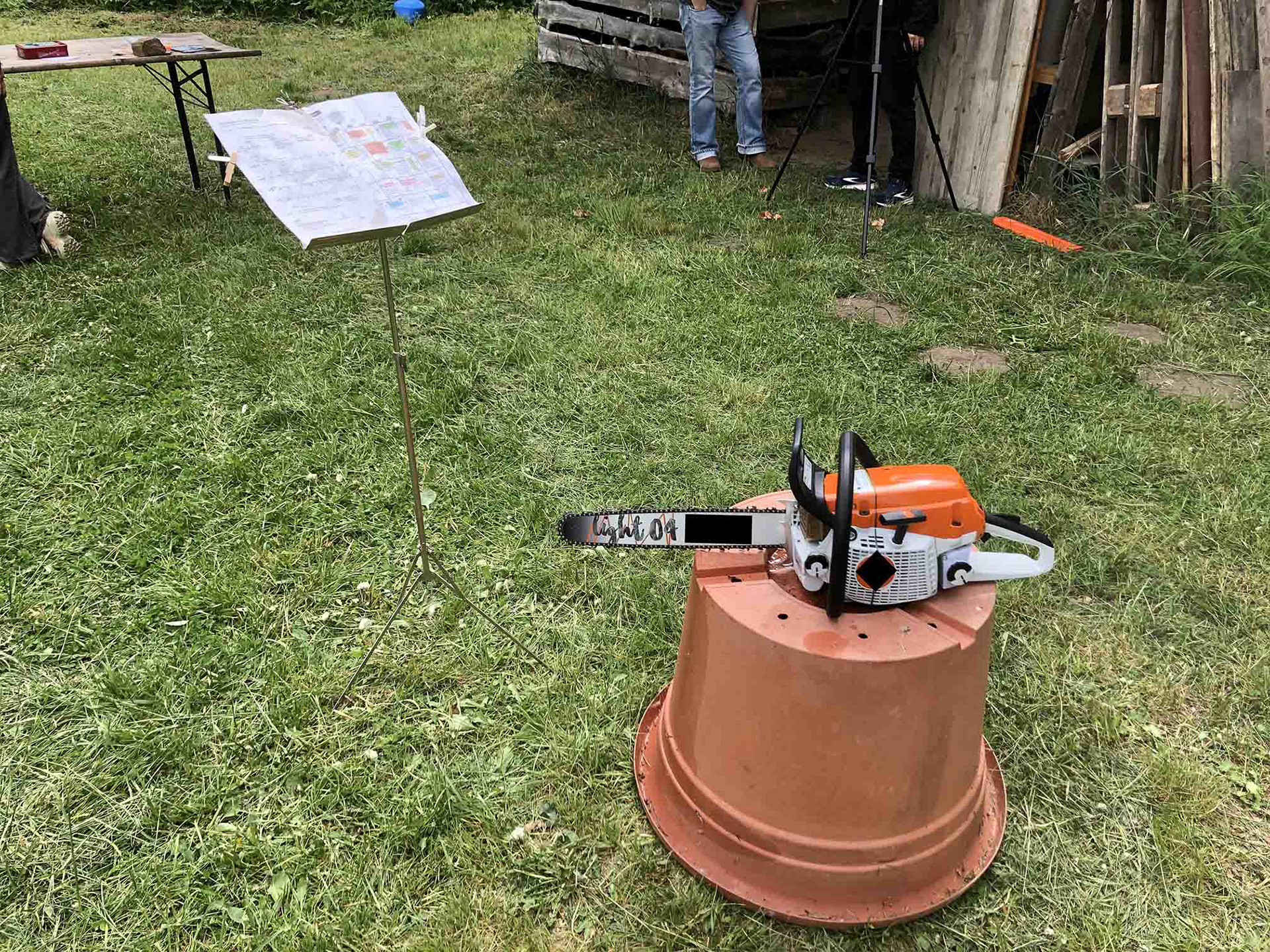 note stand with the part for the chainsaw ©Alex Nowitz
