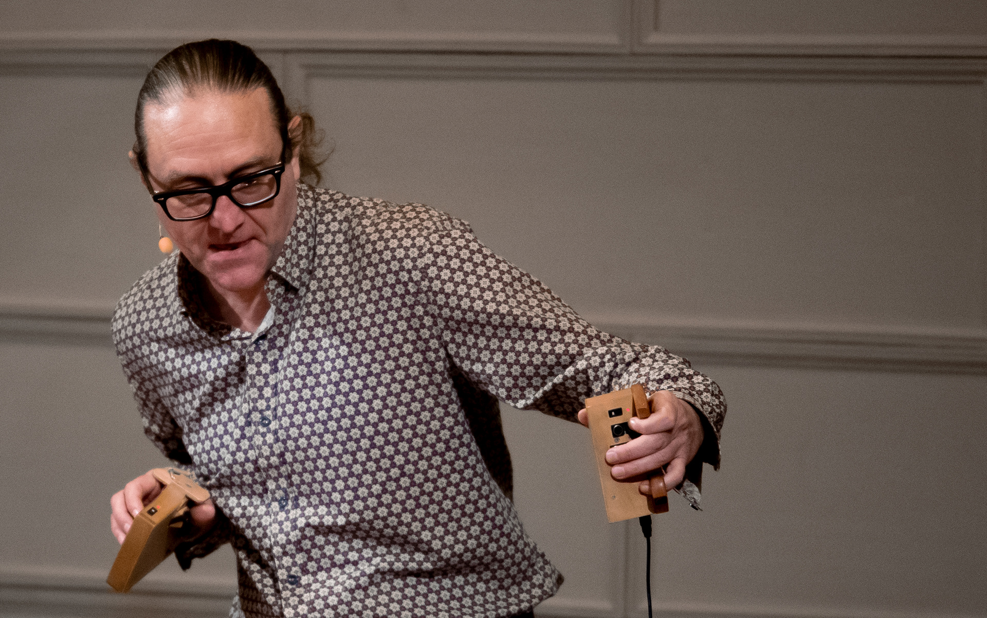 A.N. performing with the strophonion (original controller pair), Designing Voices Potsdam, 2 Nov. 2021 — Photo: Sebastian Rausch