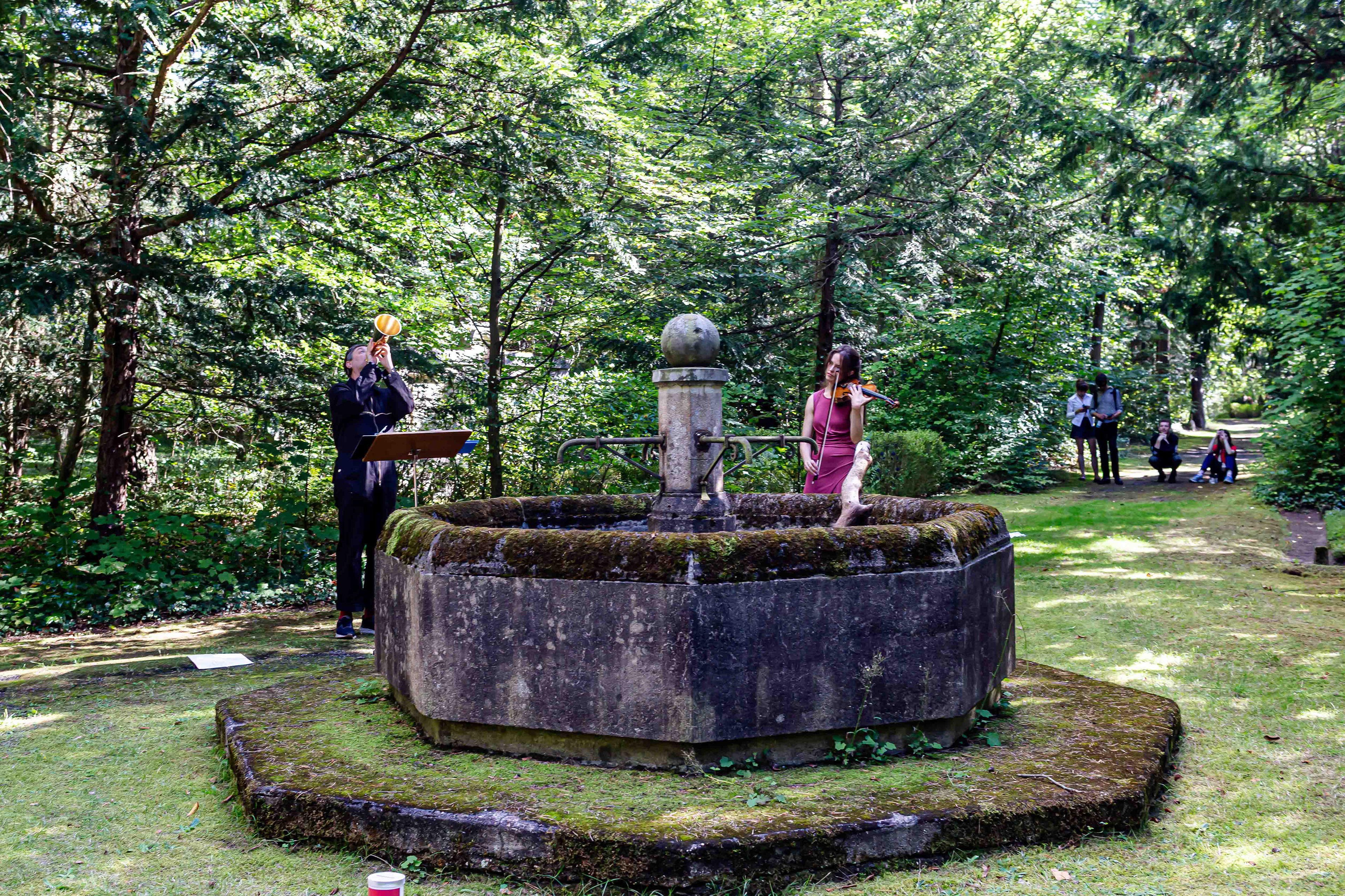 "Die Vogelkreis-Performance" [The bird cycle performance] by and with Alex Nowitz (vce) & Fiona Milla Jäntti (vln) @Klangspaziergang Stahnsdorf/ausklang e.V., 2025 ©Oliver Pagels
