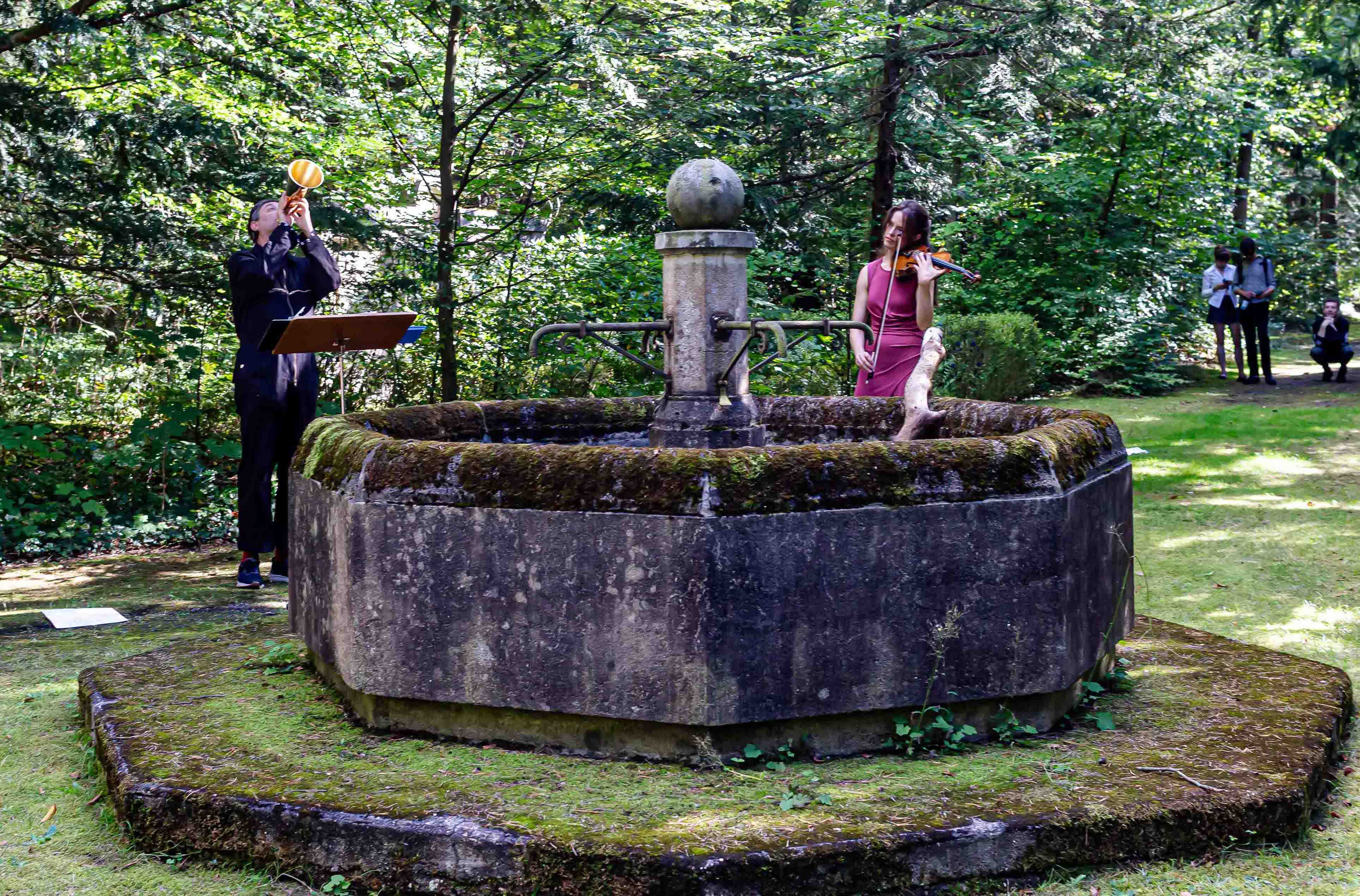 "Die Vogelkreis-Performance" [The bird cycle performance] by and with Alex Nowitz (vce) & Fiona Milla Jäntti (vln) @Klangspaziergang Stahnsdorf/ausklang e.V., 2025 ©Oliver Pagels