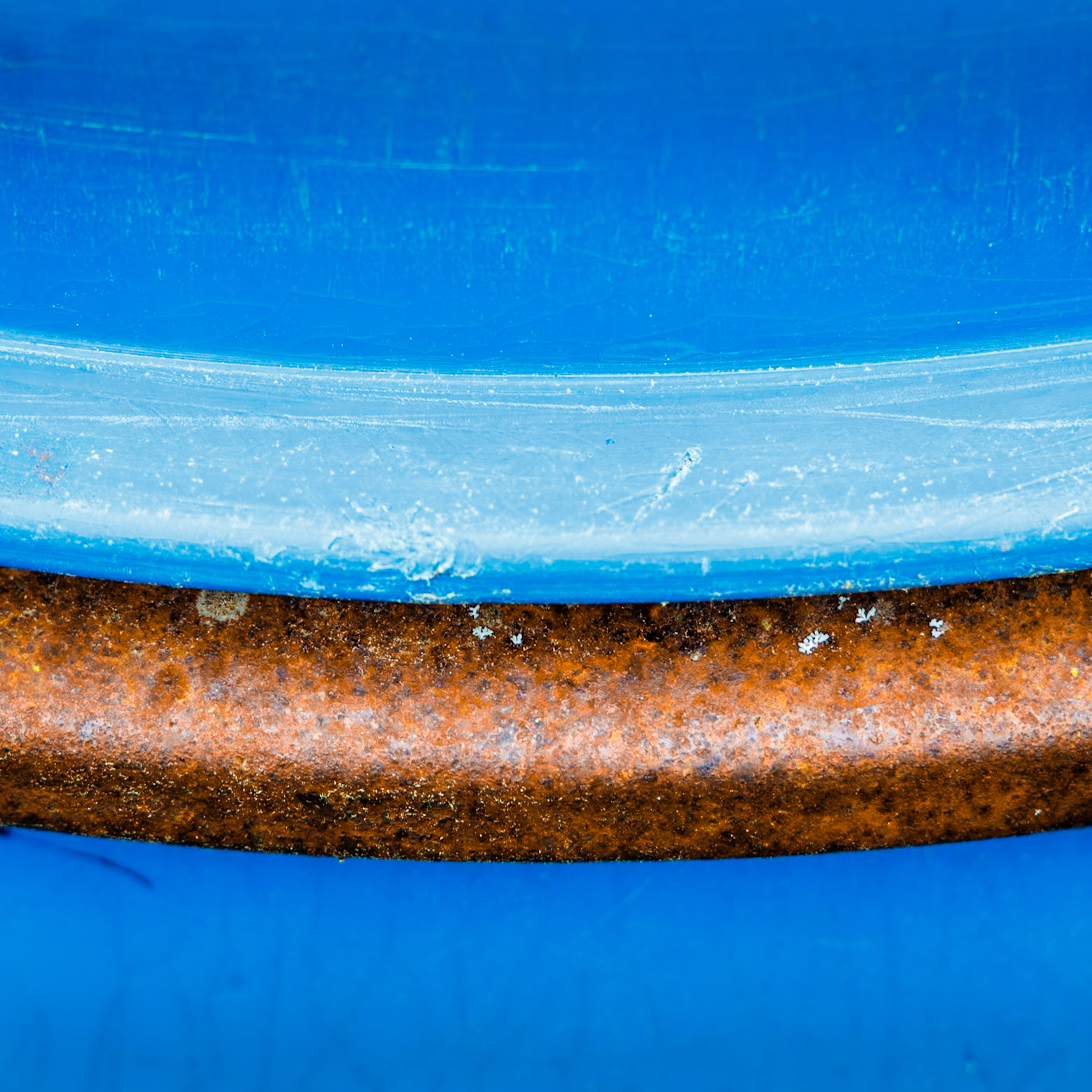 Rostiger Reif auf Plastikfass