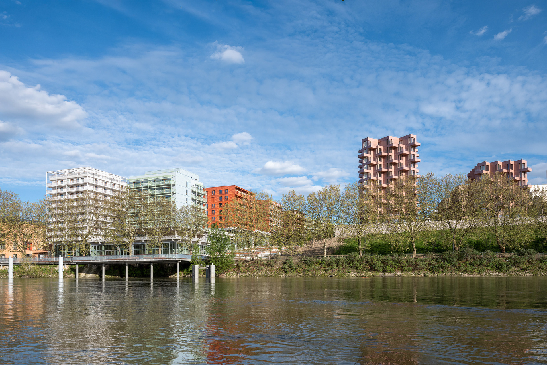  Le nouveau Village Olympique, à cheval sur Saint-Ouen, Saint-Denis et L'Ile-Saint-Denis, vu de l'Île-Saint-Denis