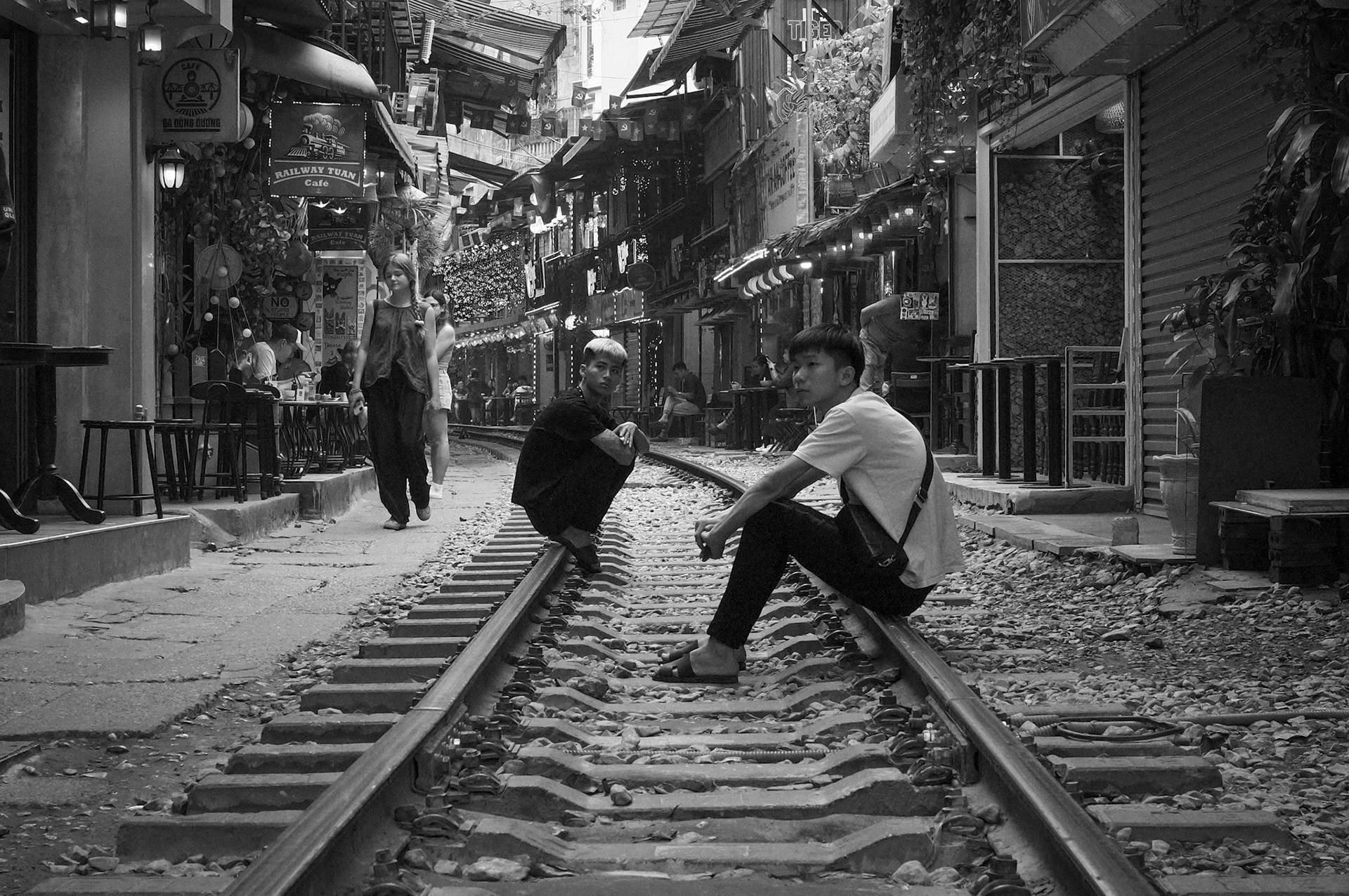 Young men waiting for the train, Train Street, Hà Nội, Việt Nam