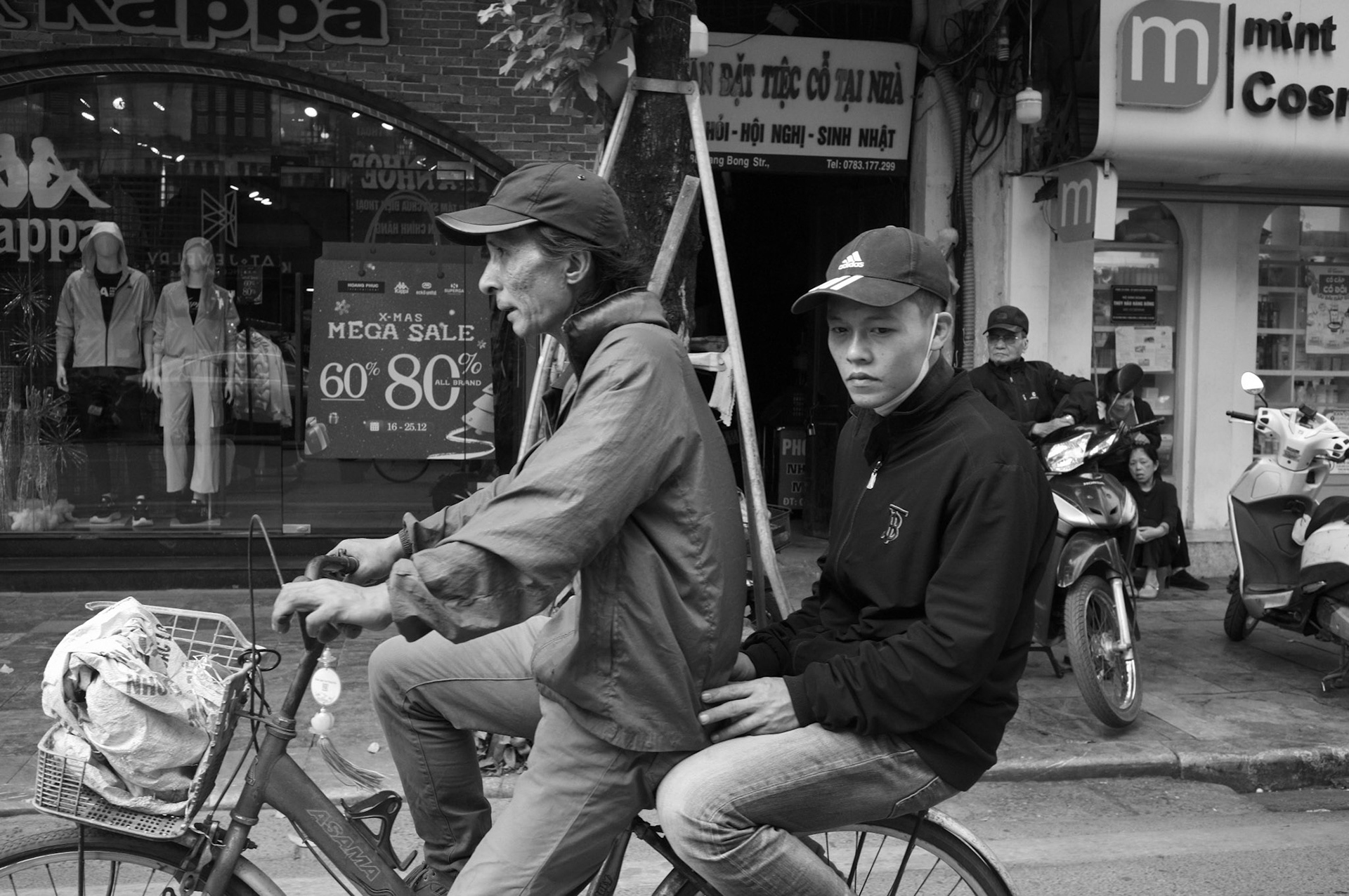 Men on a bicycle, Hà Nội, Việt Nam