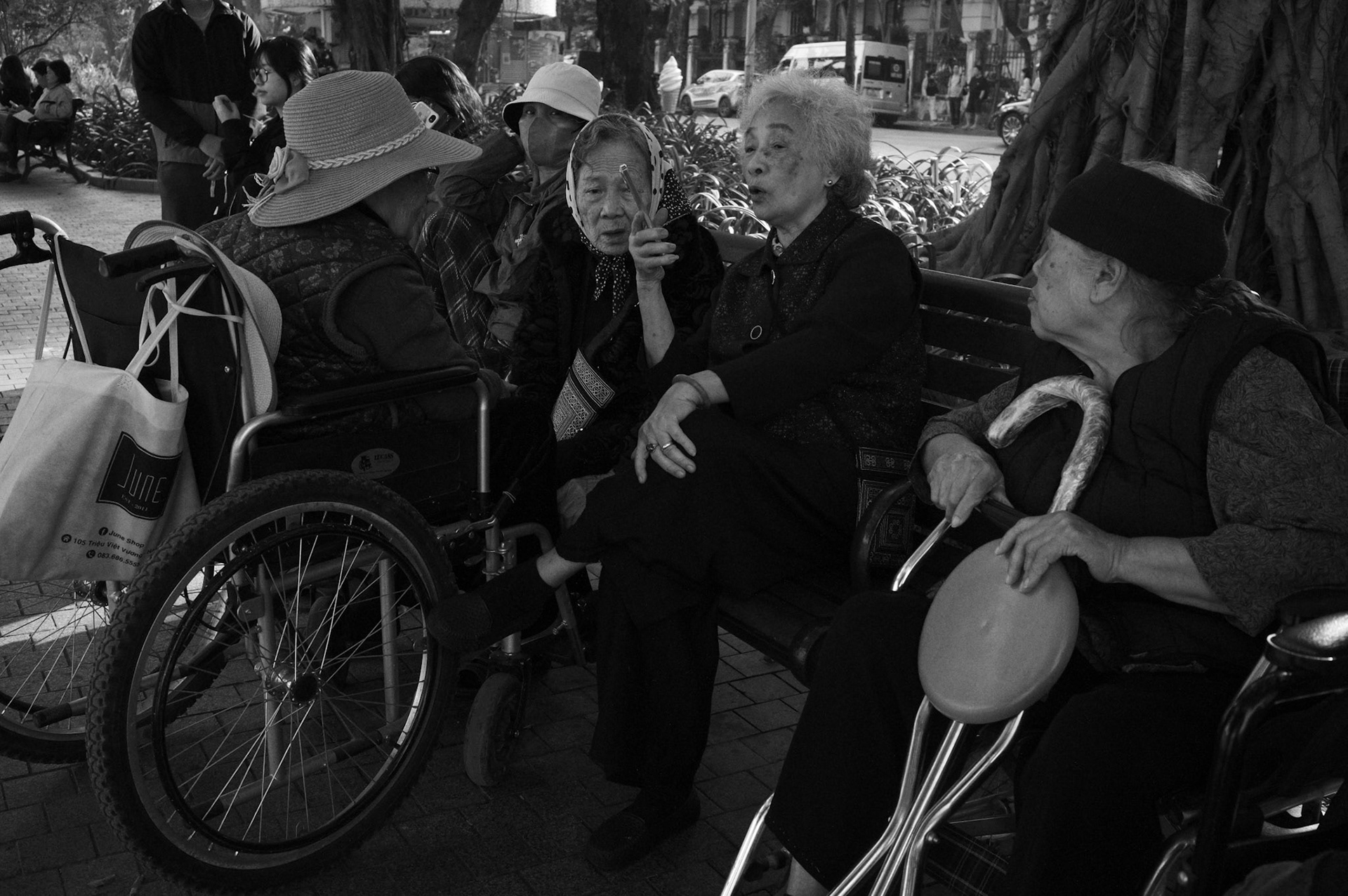 Women chatting, Hoàn Kiếm Lake, Hà Nội, Việt Nam