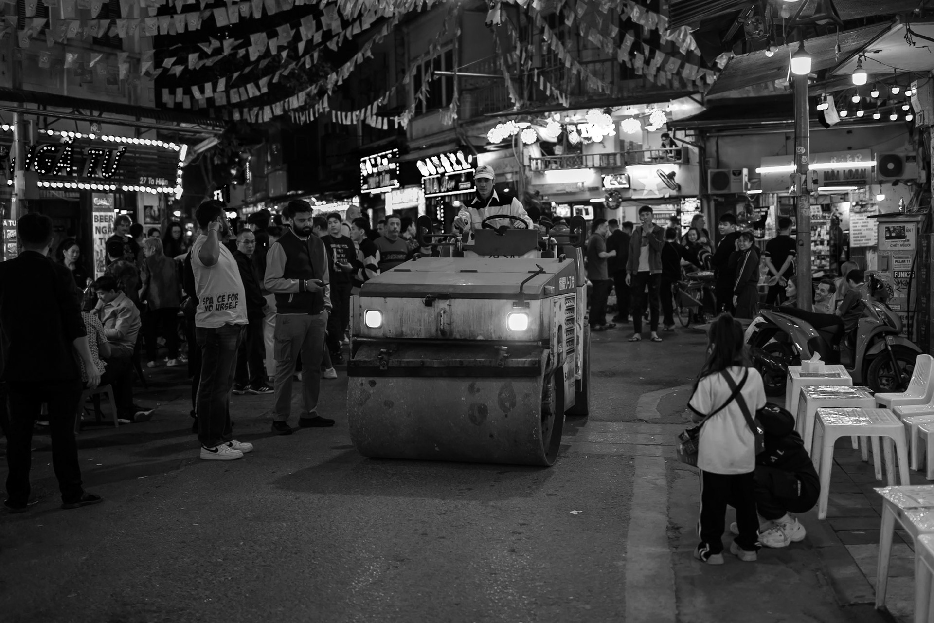 Rolling through a crowd, Hoàn Kiếm, Hà Nội, Việt Nam