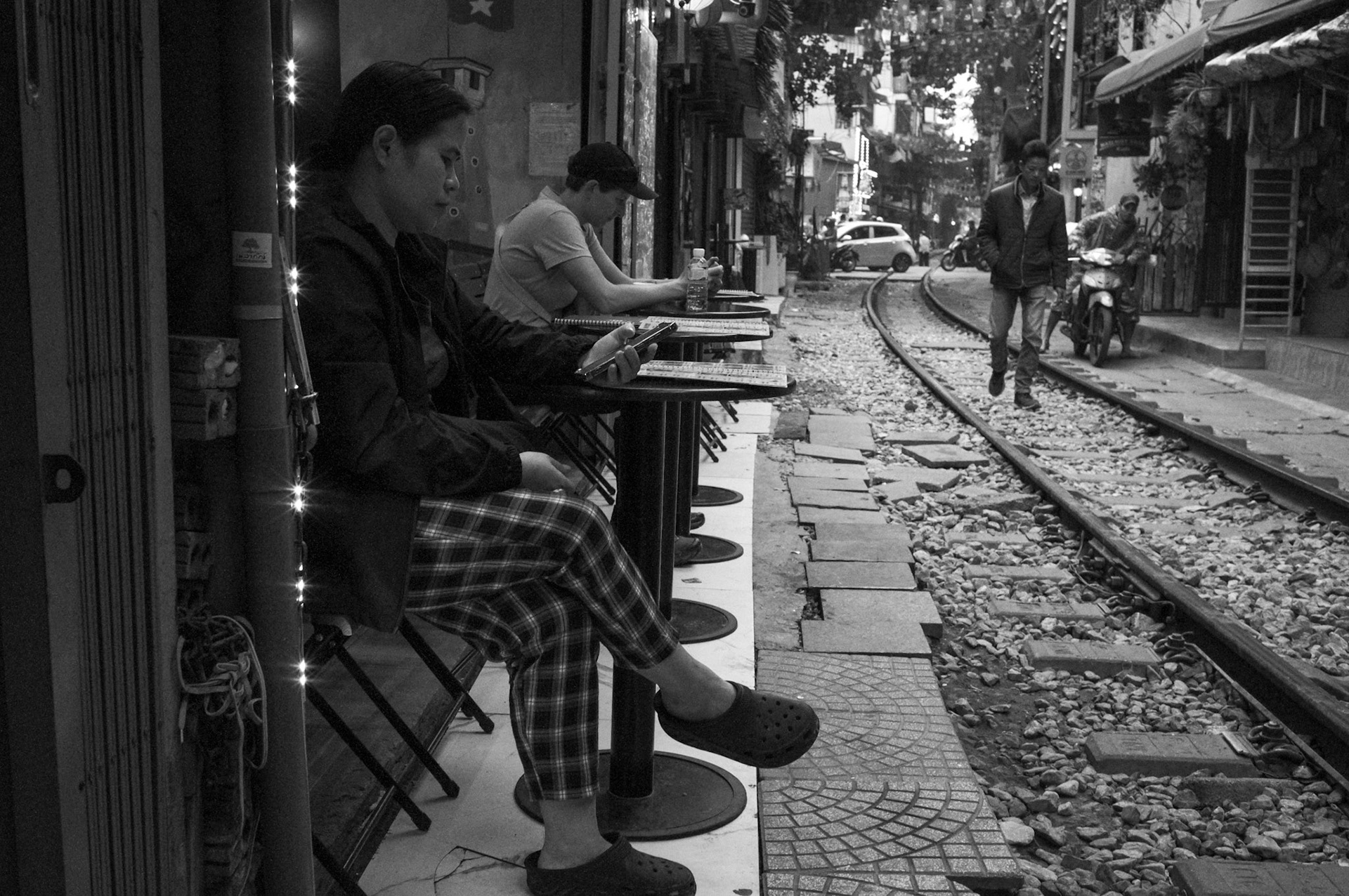 Early morning coffee, Train Street, Hà Nội, Việt Nam