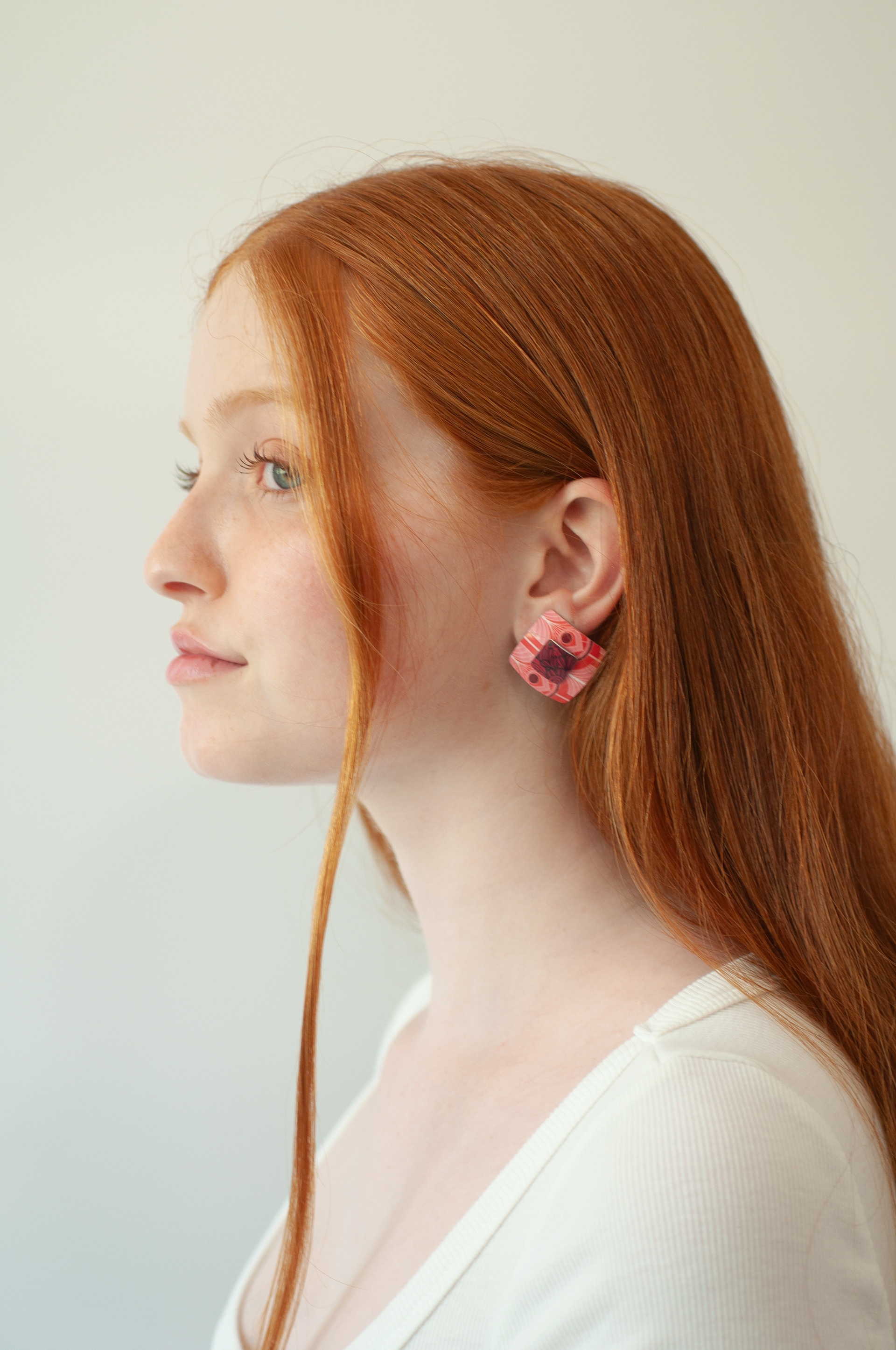 SQUARE STUD EARRINGS - red