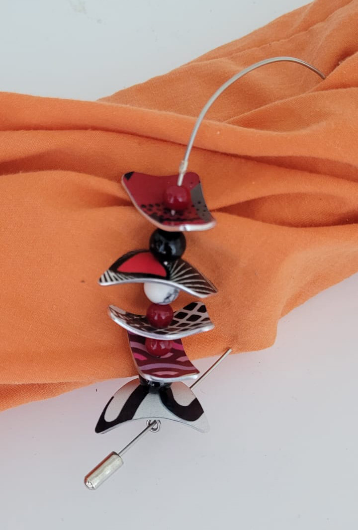 PEBBLES BROOCH - black & white