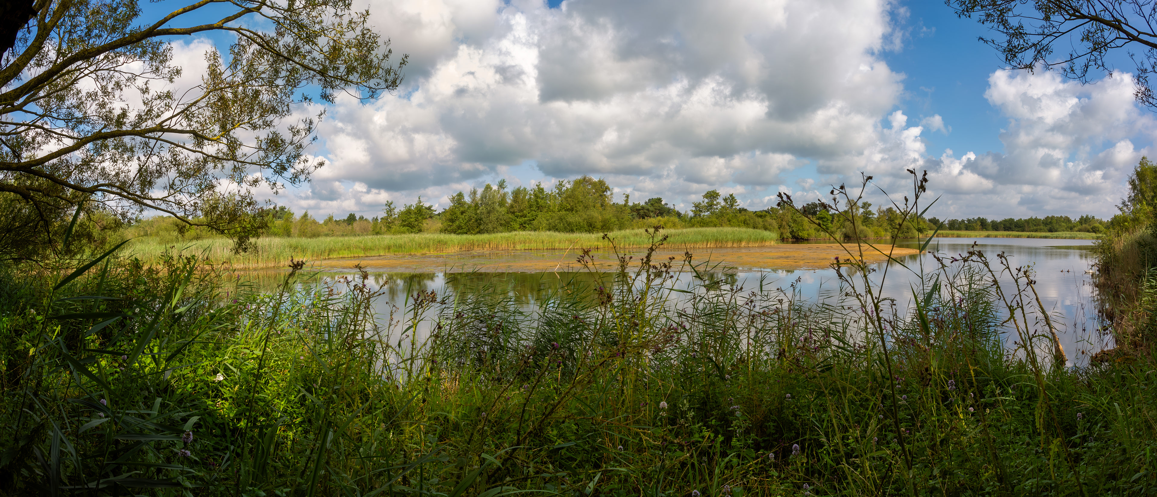Dijk hersteld, vijver loopt weer vol