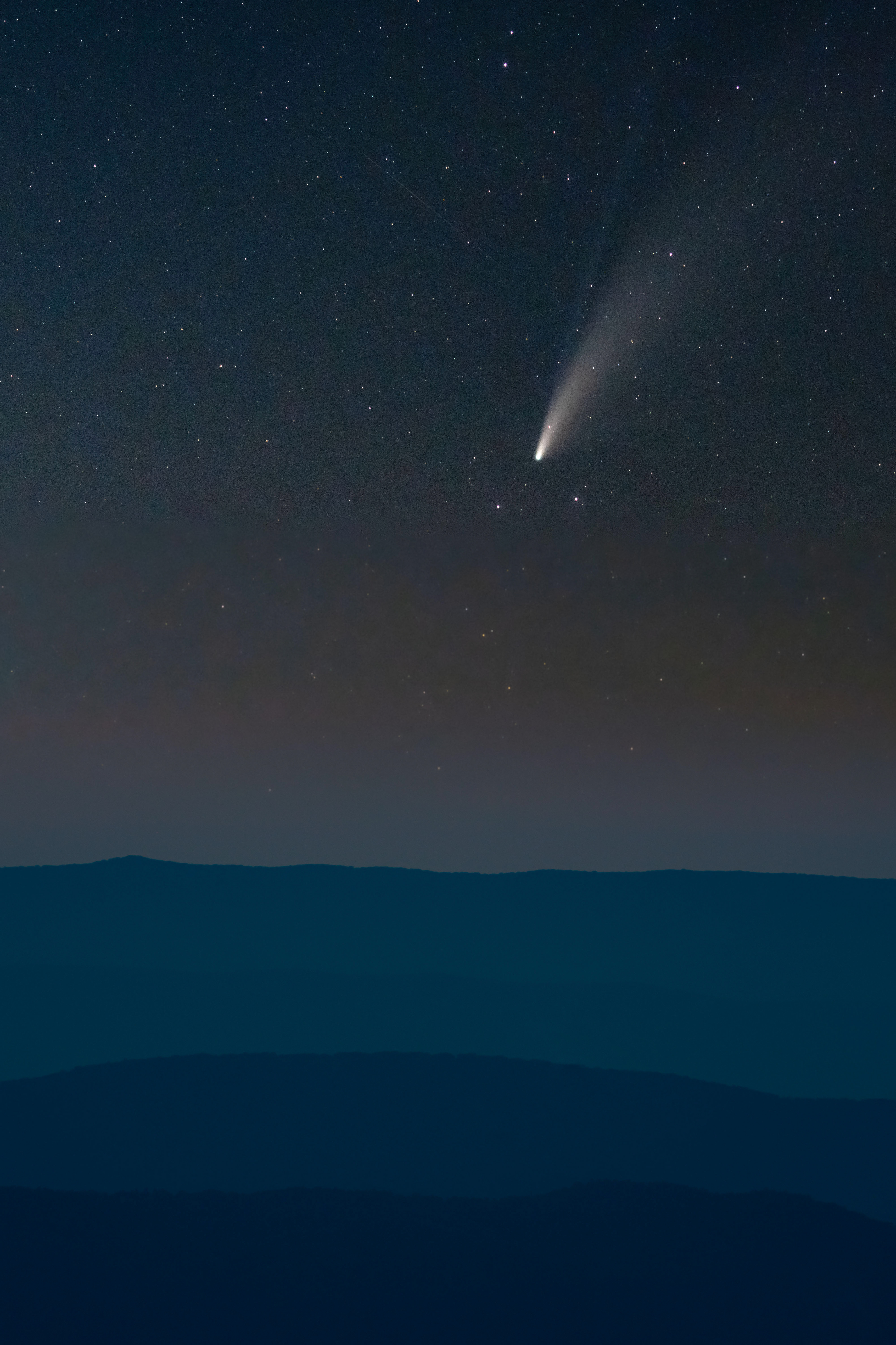 Comet Neowise and meteor time lapse over the Blue Ridge Mountains. (Shenandoah National Park, VA)