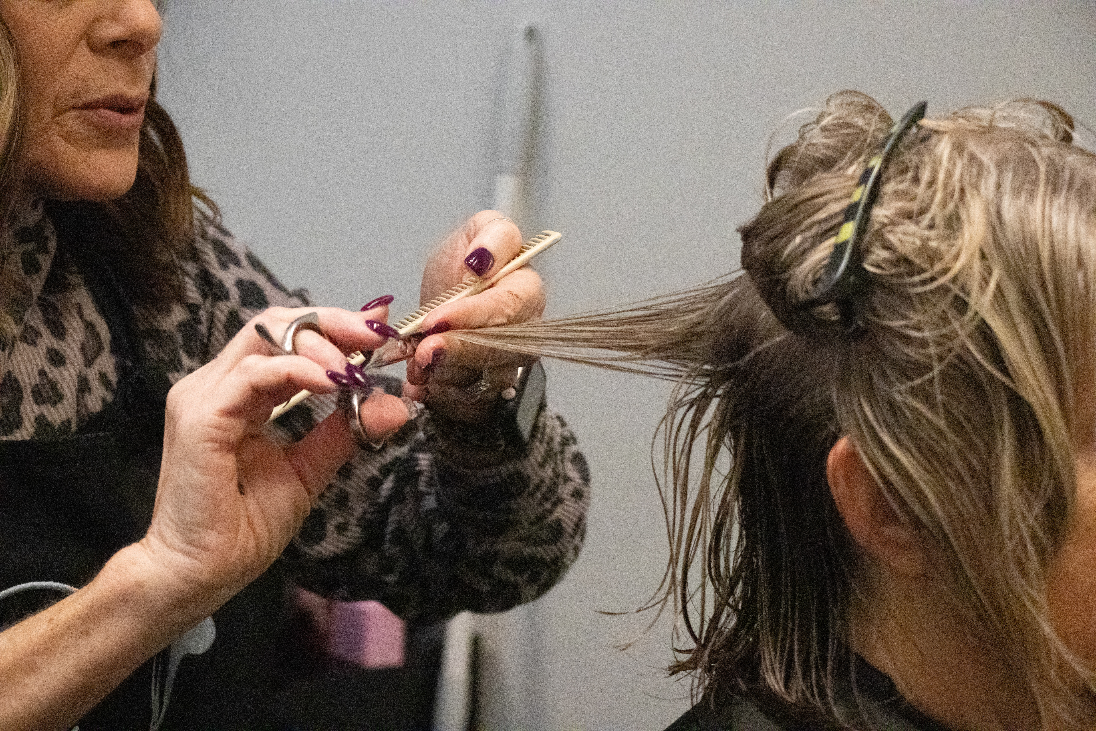 Expert Hairdresser, Angie Saladino, trims her client Sharen Lyons’ hair in her new location. At Simplicity Salon in Davenport, IA on Wednesday Dec. 4, 2024. (SJMC/ Sierra Christensen)