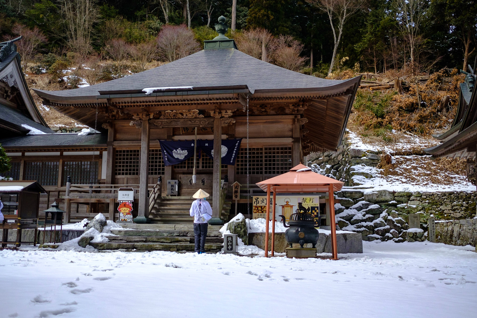 一直走到中午才到达白雪覆盖的烧山寺