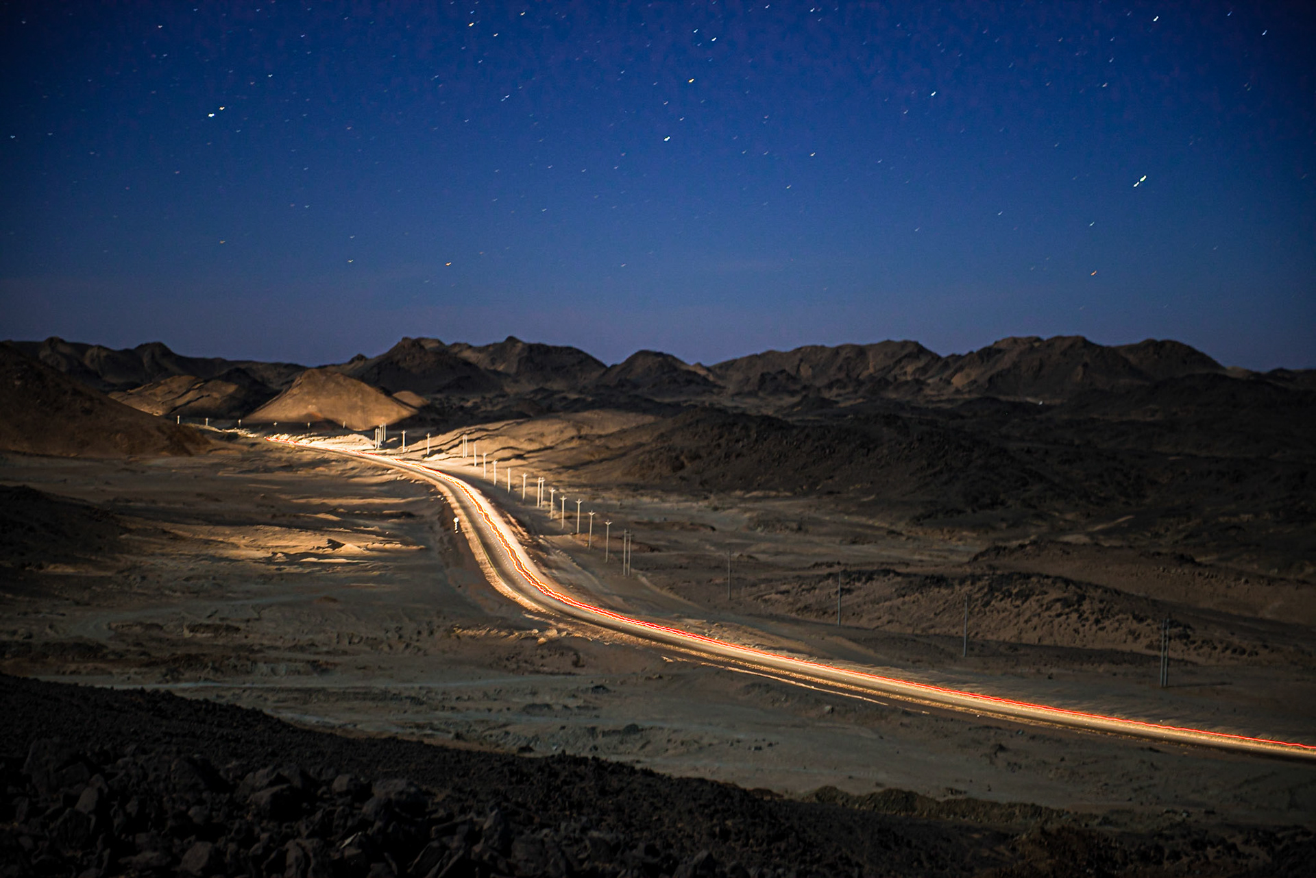 February 4, 2017In the Nubian desert, the only visible lights are those of mining sites and of vehicles transporting gold miners during the night.Gold mining and processing industry is booming in the Sudan, owing to its decreasing oil production and revenues after the secession of South Sudan in 2011. According to the International Monetary Fund, the Sudan lost three-quarters of its oil exports, while gold exports have become a significant source of foreign exchange. The government of the Sudan also announced that it aimed to raise the production of gold to 110 tons in 2018, which will make the country the ninth biggest producer in the world and the second biggest in Africa. Behind this new “golden age”, miners work in a harsh environment and exposed to various health risks such as accidents, pneumoconiosis (a lung disease caused by the inhalation of dust) and mercury poisoning.