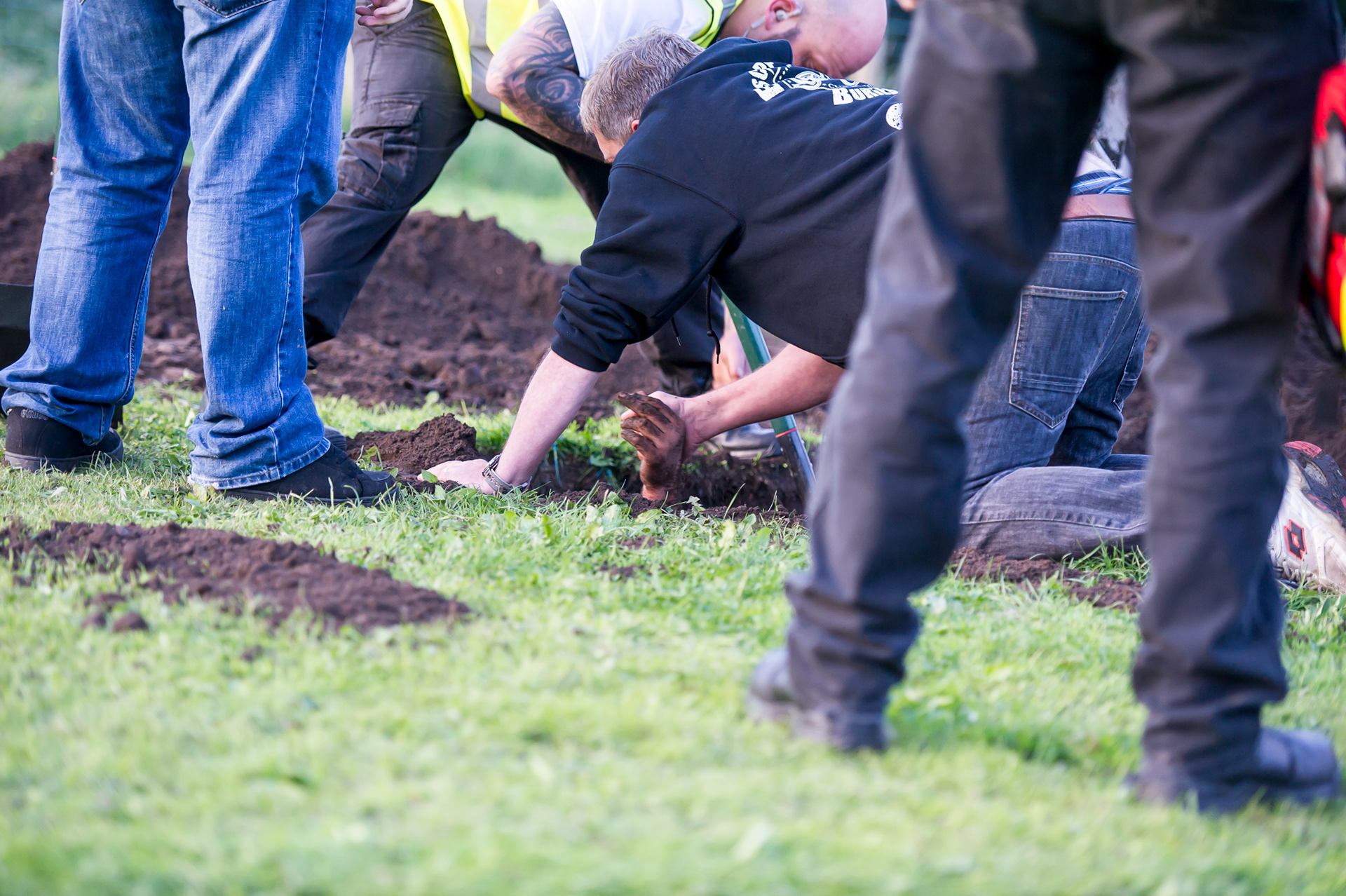 Buried Alive - Escape Artist  Antony Britton rescued by team and medics