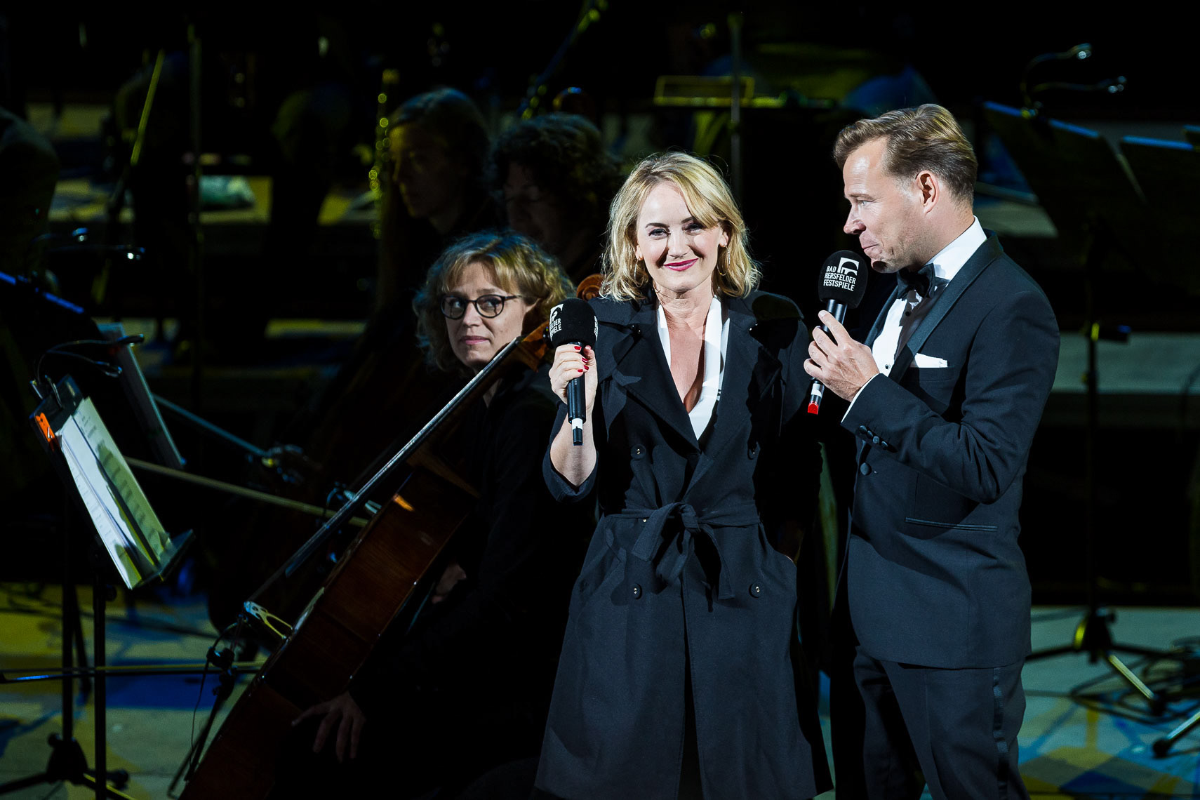 Katharine Mehrling (m) und Mathias Schlung (r)